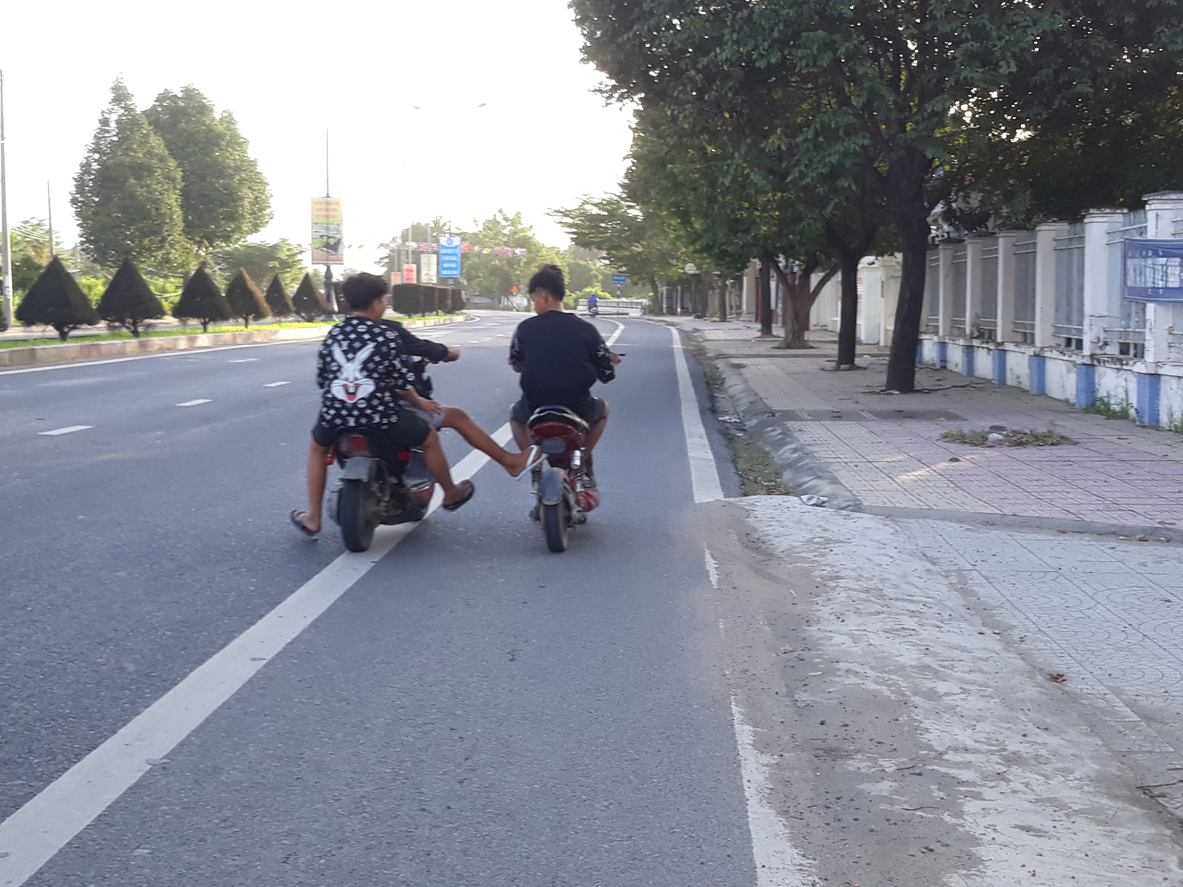 Ảnh chụp trên đường Hùng Vương, thị trấn Vạn Giã.