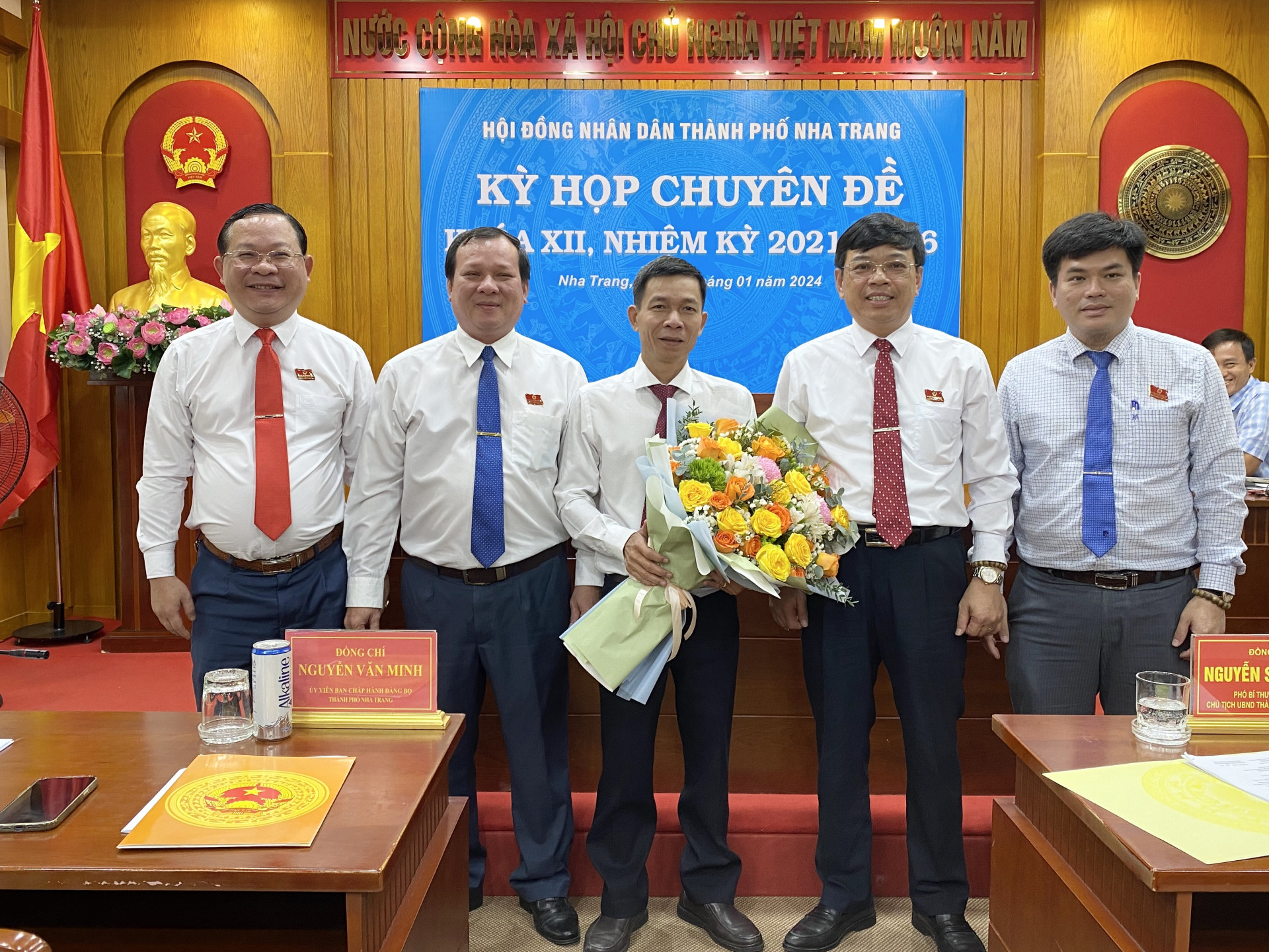 Lãnh đạo thành phố tặng hoa chúc mừng ông Nguyễn Văn Minh.