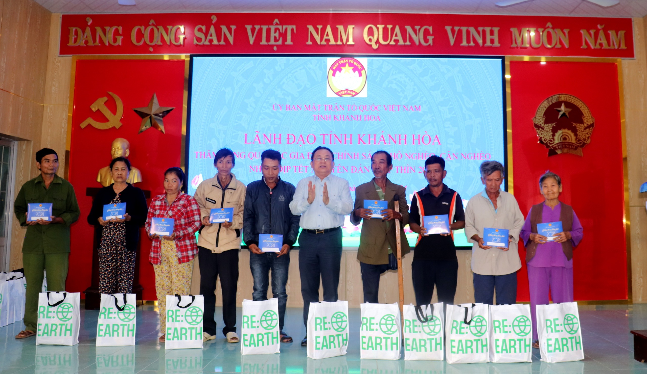 Ông Lê Hữu Hoàng trao tặng quà Tết cho gia đình chính sách, hộ nghèo, hộ cận nghèo xã Ninh Lộc