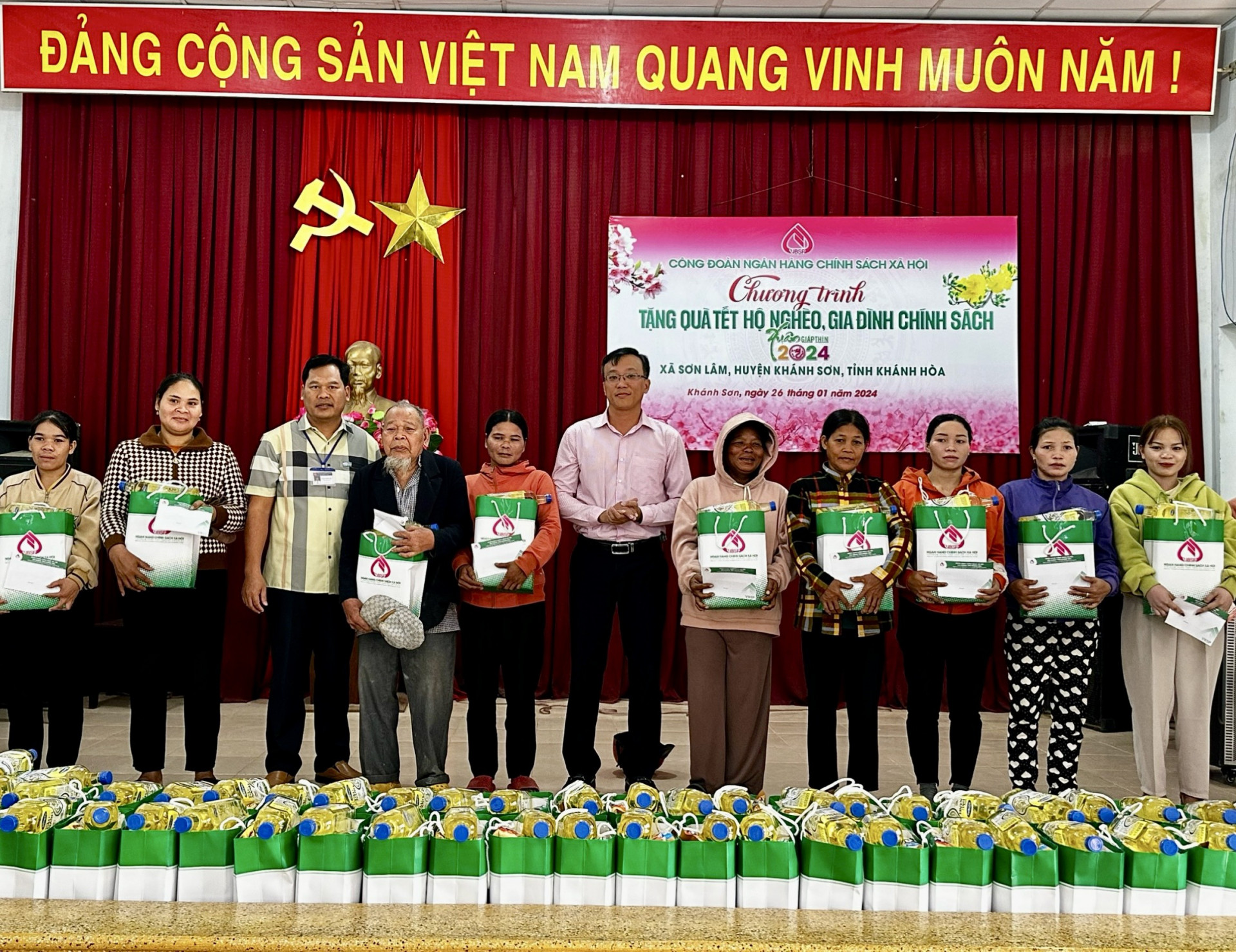 Lãnh đạo Ngân hàng Chính sách xã hội tỉnh trao quà cho các hộ dân xã Sơn Lâm, huyện Khánh Sơn.