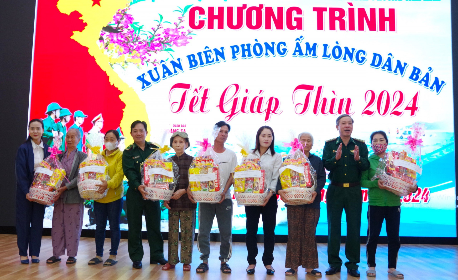 Bà Nguyễn Quỳnh Nga - Chủ tịch Hội Liên hiệp Phụ nữ tỉnh (bìa trái) và Đại tá Phan Thăng Long - Chỉ huy trưởng Bộ đội Biên phòng tỉnh (bìa phải) tặng quà tại chương trình.