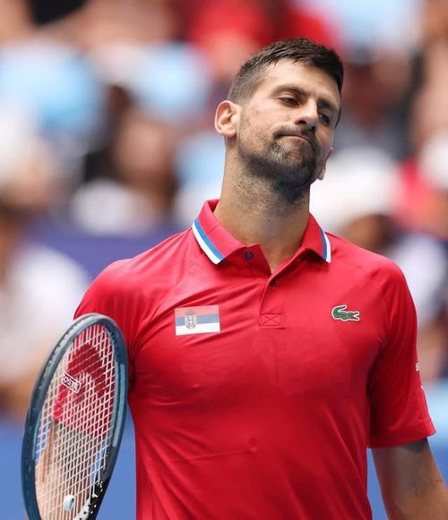 tay vợt số một thế giới Djokovic khởi đầu không suôn sẻ.