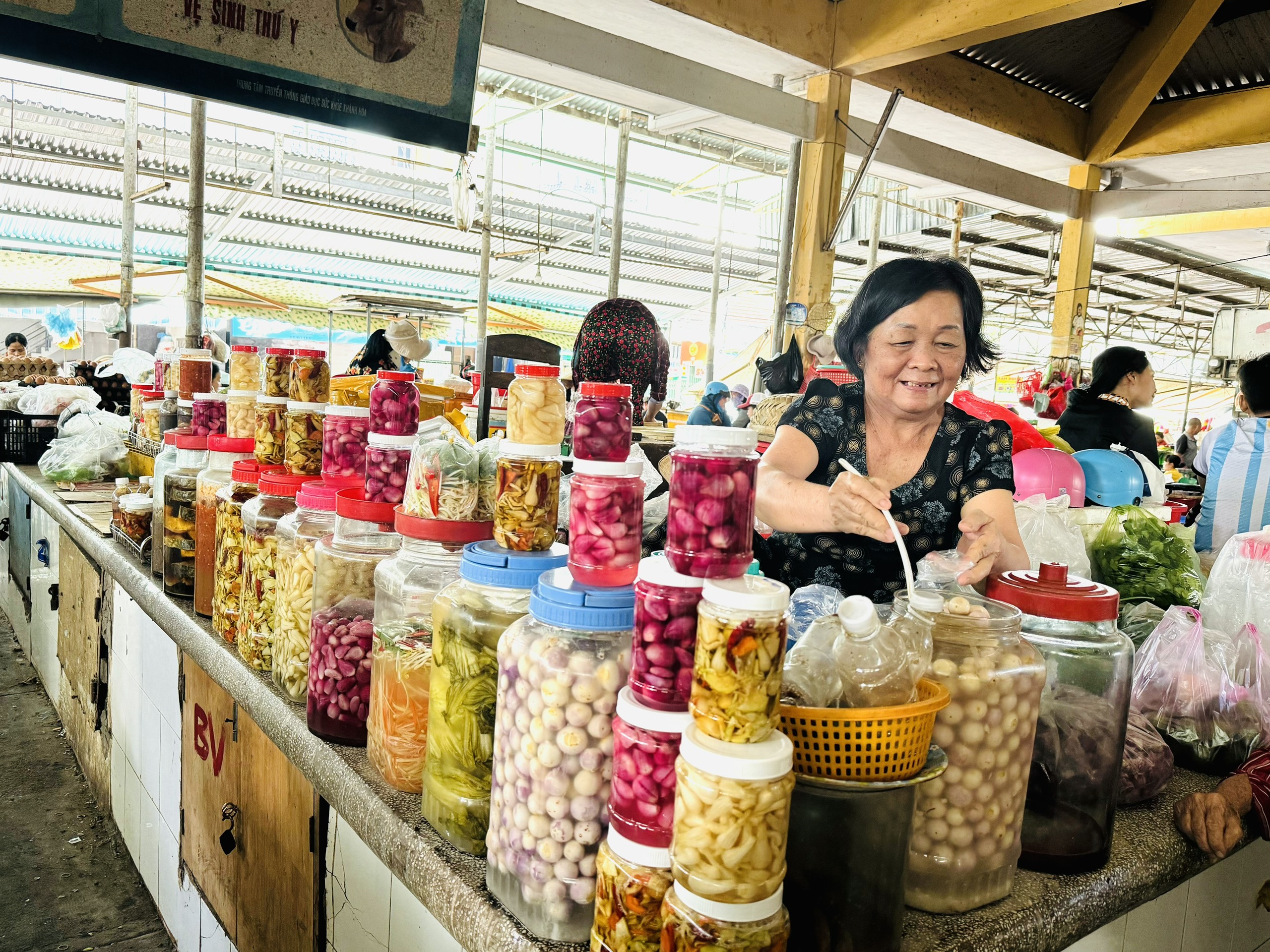 Bà Phan Thị Ba chuẩn bị một số loại rau củ ngâm mắm phục vụ Tết