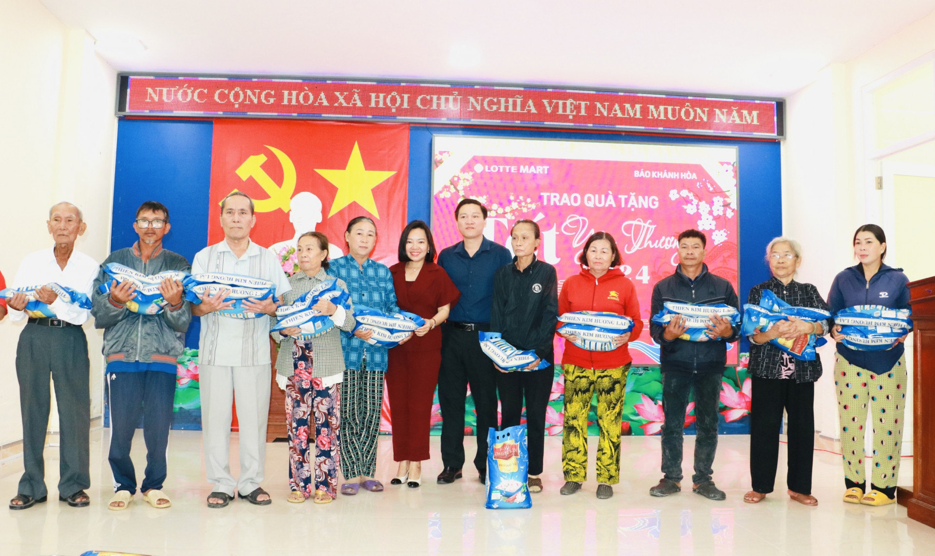 Bà Thái Thị Lệ Hằng - Tổng Biên tập Báo Khánh Hòa và đại diện Siêu thị Lotte Mart Nha Trang trao quà cho các hộ dân.