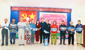 Báo Khánh Hòa và Lotte Mart Nha Trang trao 1 tấn gạo cho người dân xã Suối Cát
