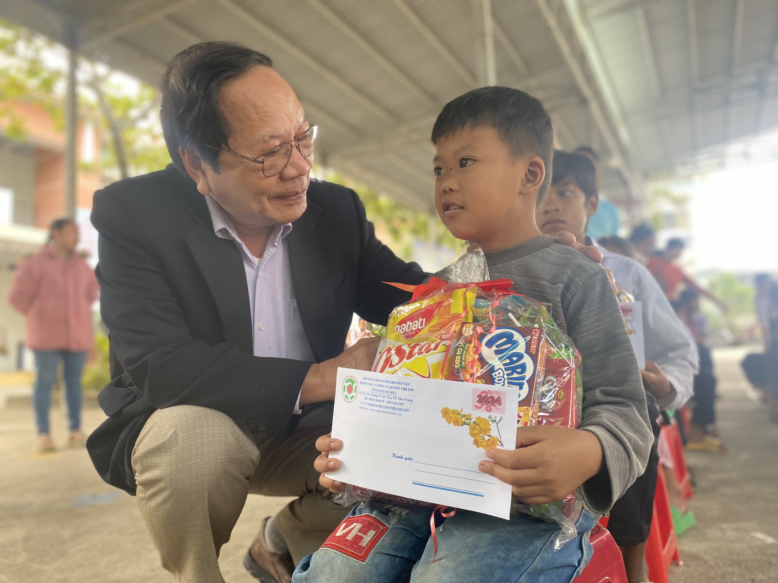 Hội Bảo trợ người khuyết tật, bệnh nhân nghèo và quyền trẻ em tỉnh:: Trao tặng 100 suất học bổng cho học sinh nghèo, vượt khó của huyện Khánh Vĩnh