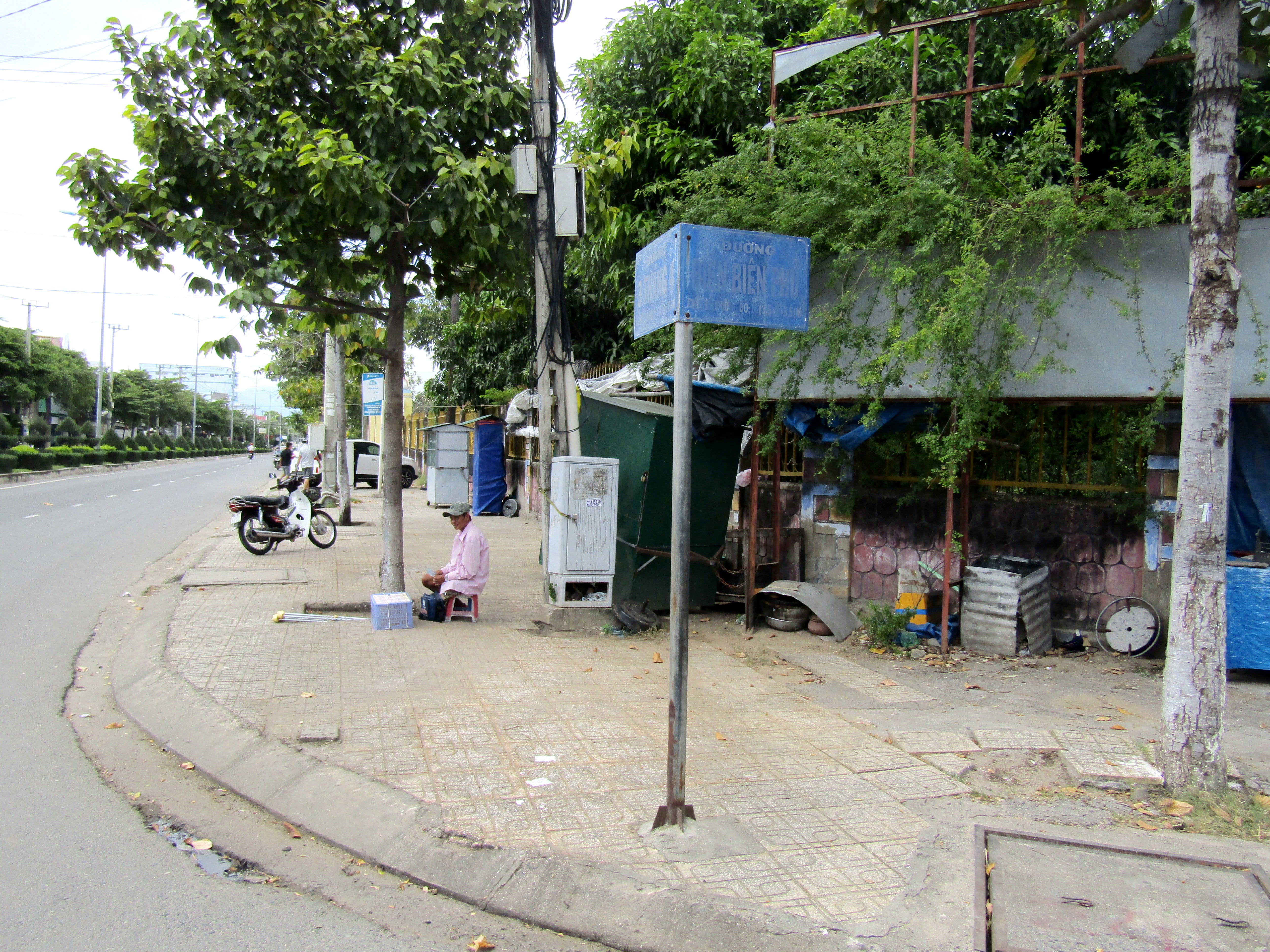 Cần làm mới bảng tên đường