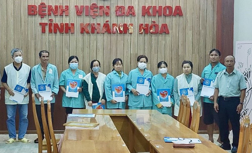 Bảo hiểm xã hội tỉnh thăm và tặng quà 20 bệnh nhân nghèo đang điều trị tại bệnh viện