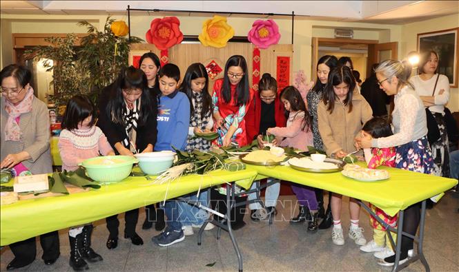 'Gói bánh chưng xanh, đón Xuân như ý' mang Tết cổ truyền đến Bỉ