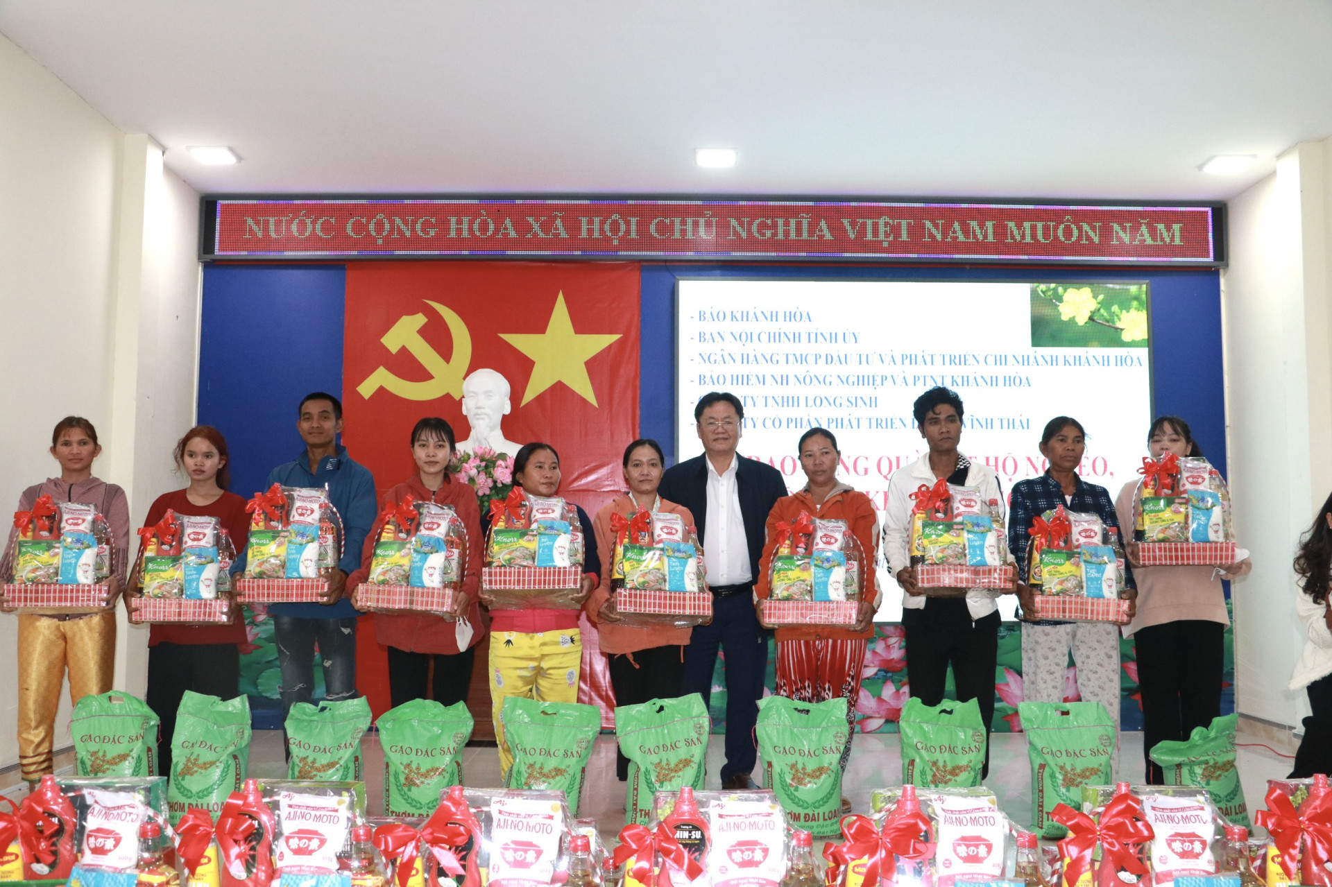 Đại diện Ngân hàng Đầu tư và Phát triển Việt Nam Chi nhánh Khánh Hòa trao quà cho người dân.