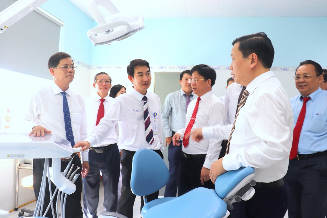 Lãnh đạo tỉnh tham quan Bệnh viện Yersin Nha Trang trong ngày khánh thành