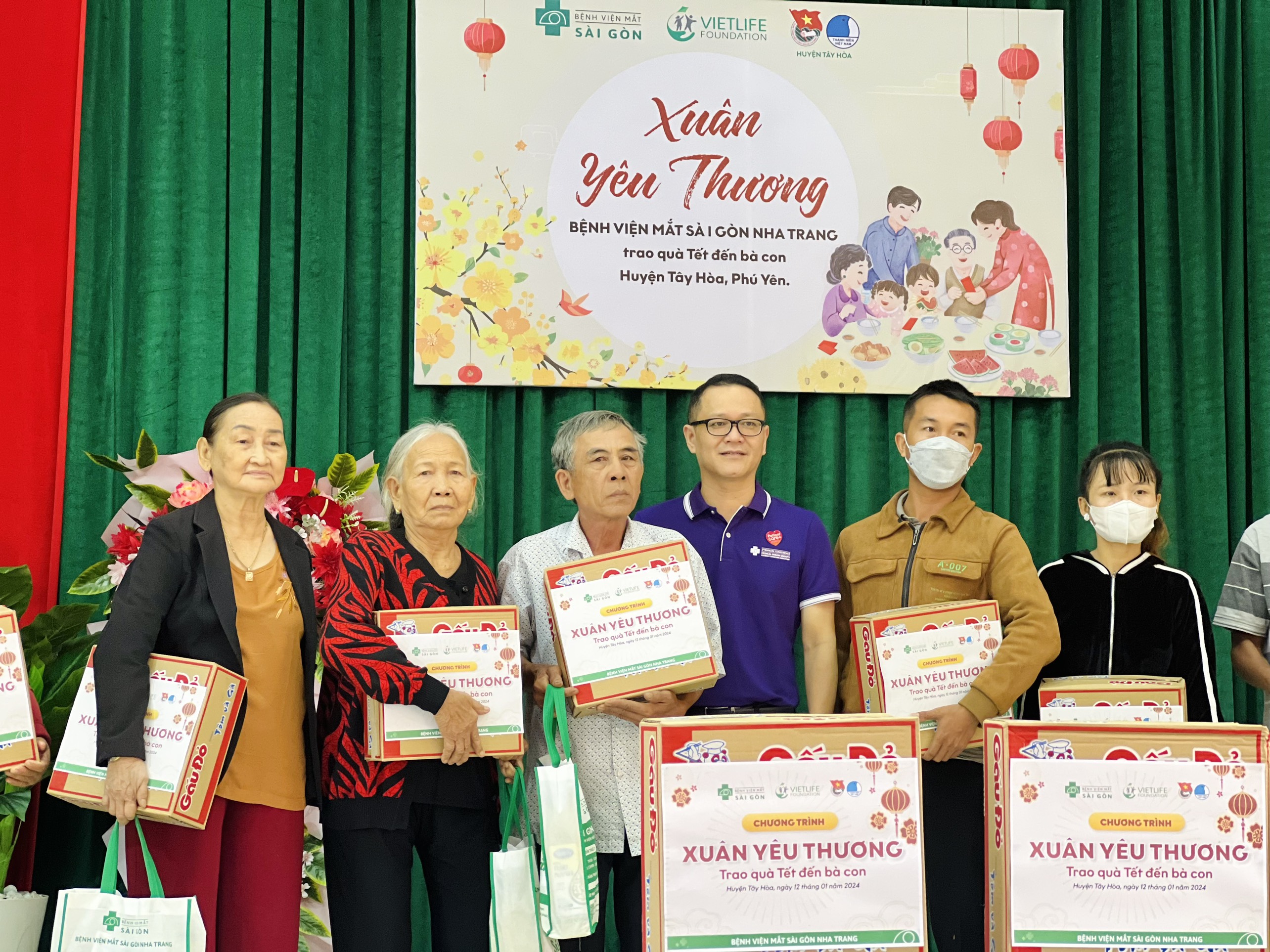 Lãnh đạo Bệnh viện Mắt Sài Gòn Nha Trang trao quà Tết cho người dân ở huyện Tây Hòa