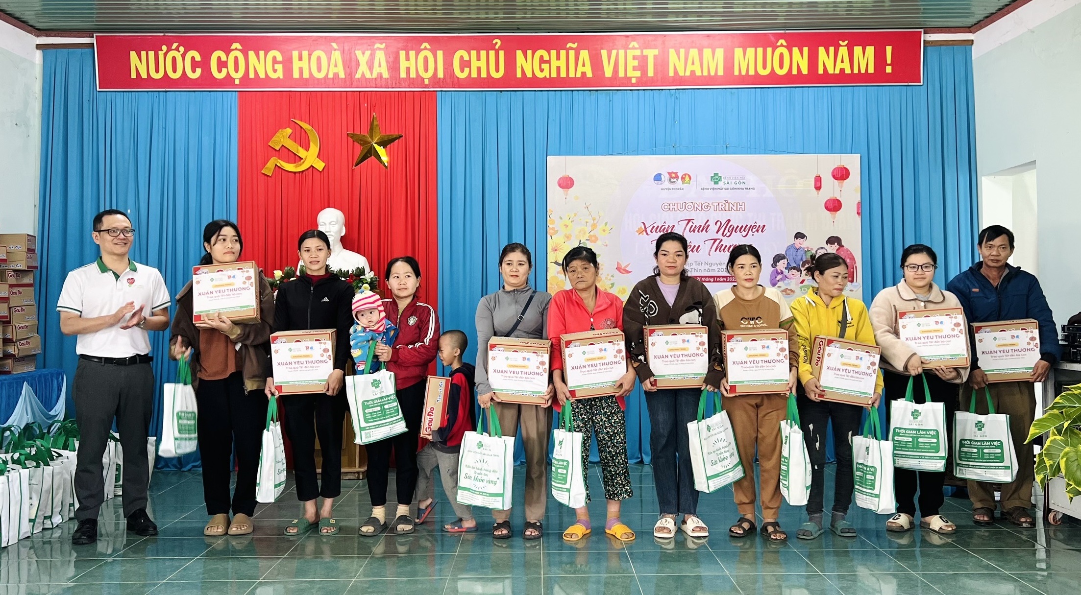 Bệnh Viện Mắt Sài Gòn Nha Trang: Trao tặng các suất quà Tết cho hộ có hoàn cảnh khó khăn