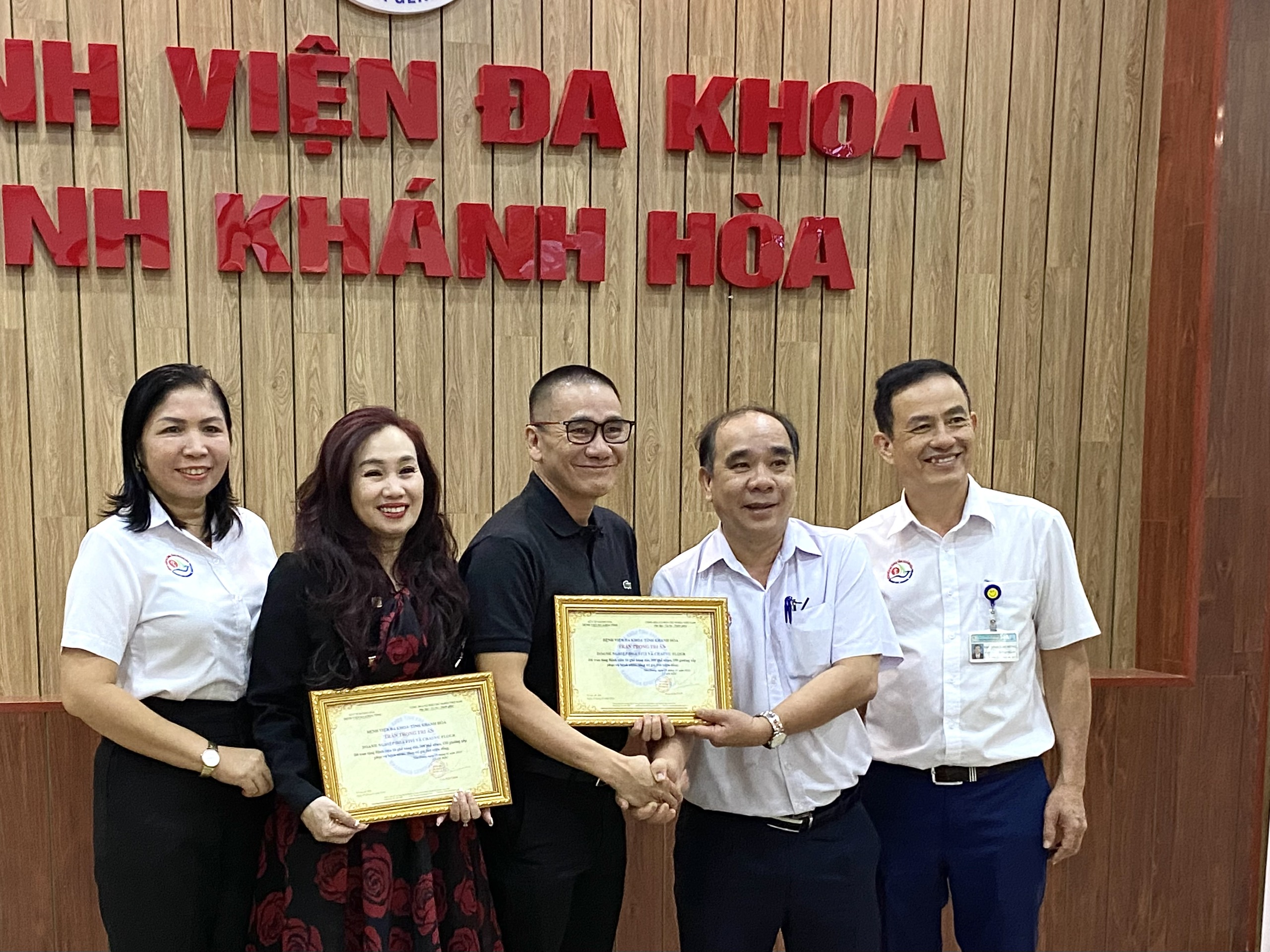 Bệnh viện Đa khoa tỉnh Khánh Hòa được trao tặng nhiều thiết bị hỗ trợ cho bệnh nhân