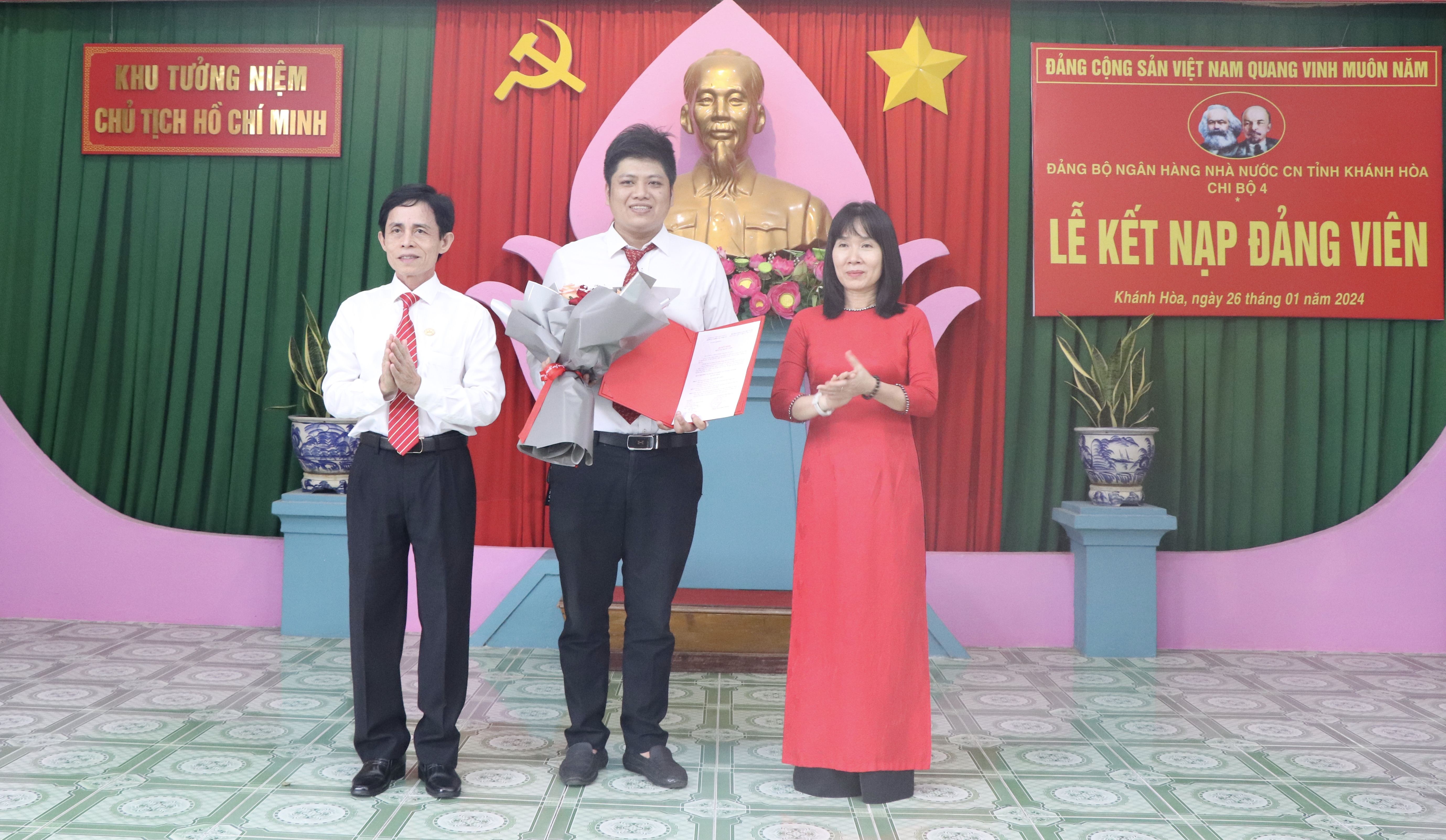 Chi bộ 4 (Đảng bộ Ngân hàng Nhà nước Chi nhánh tỉnh Khánh Hòa):: Kết nạp đảng viên tại Khu tưởng niệm Chủ tịch Hồ Chí Minh