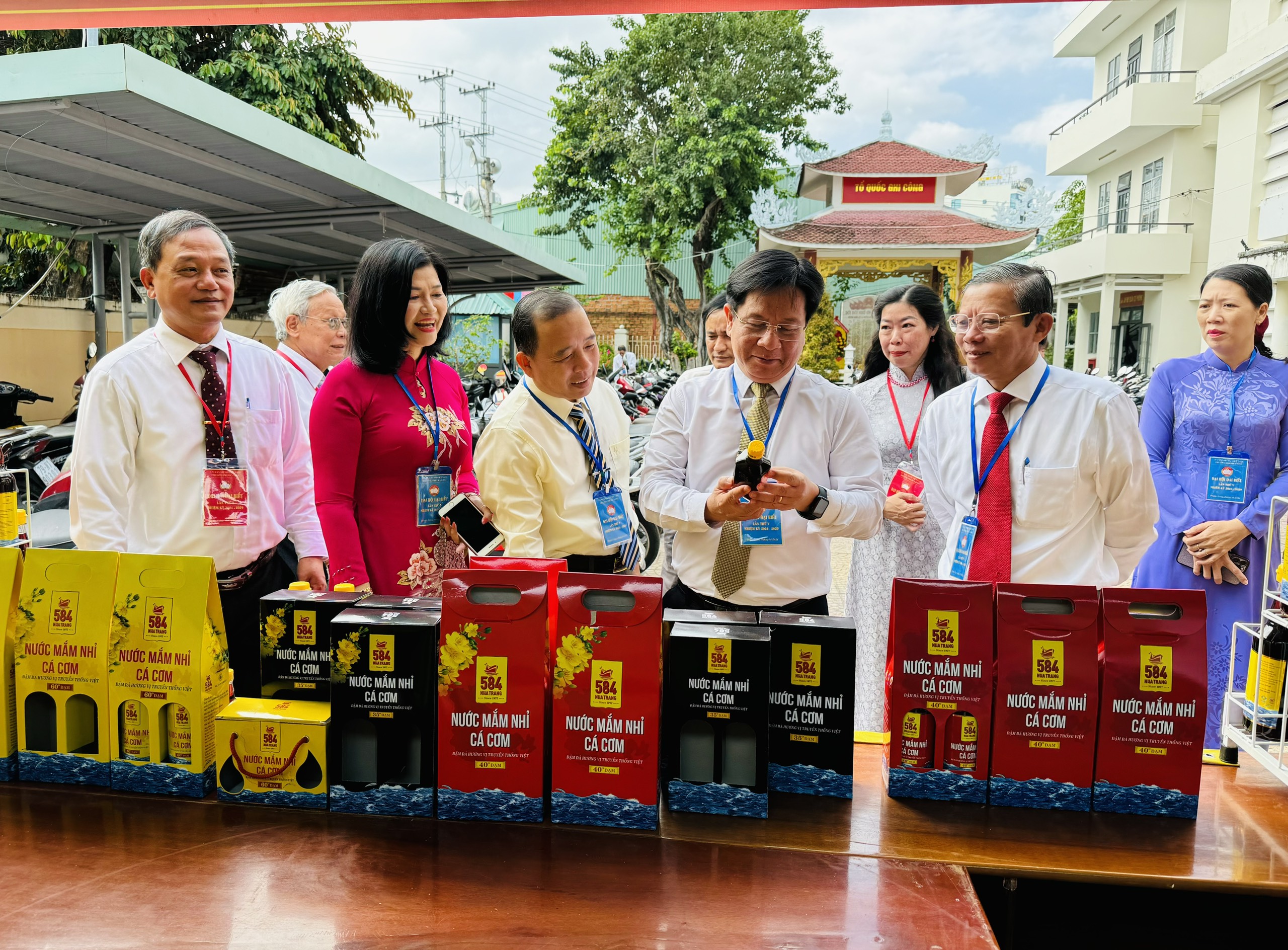 Các đại biểu tham quan các gian hàng được trưng bày tại đại hội