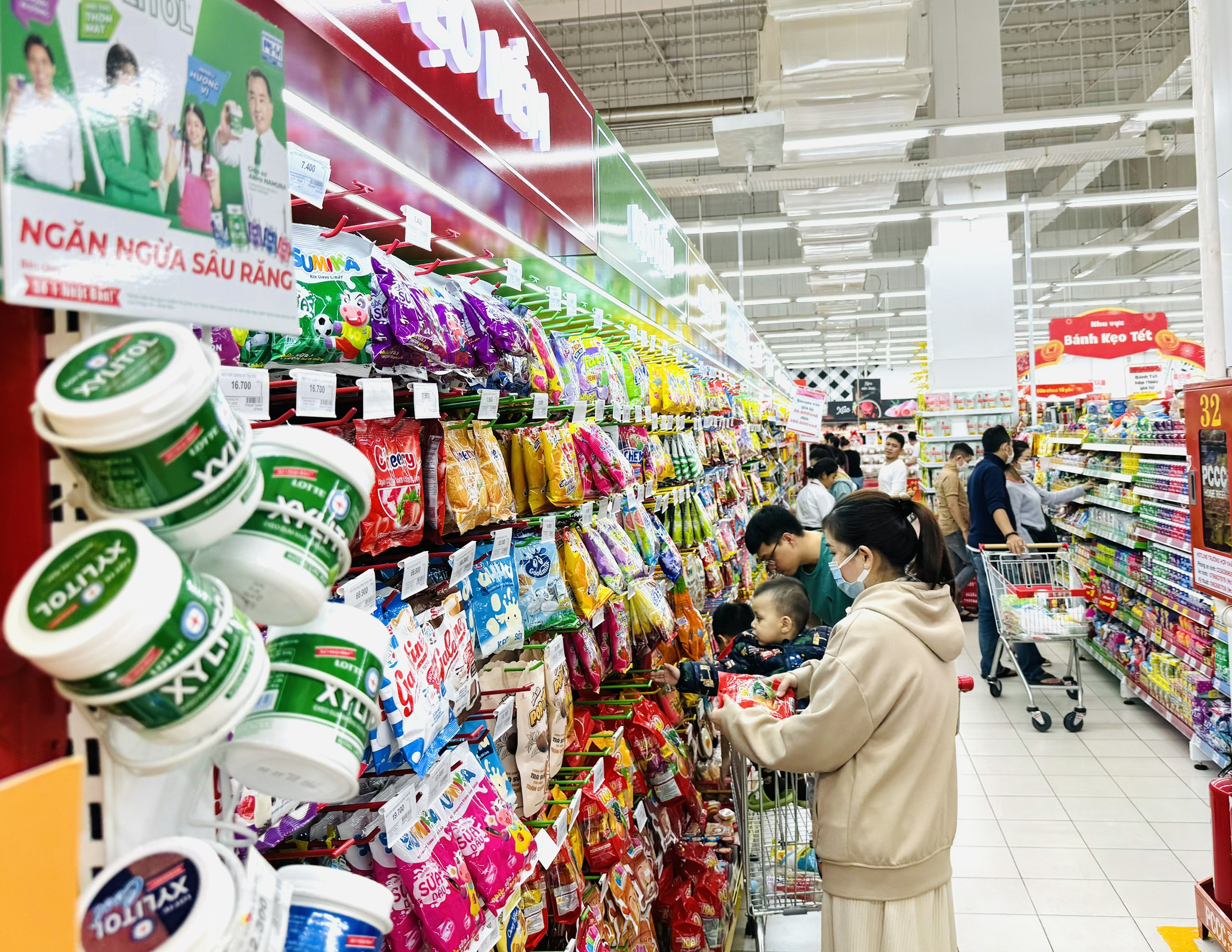 Các siêu thị thu hút khách hàng mua sắm trong dịp Tết Dương lịch