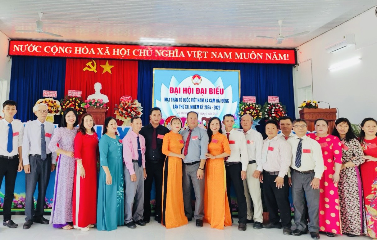 Các Ủy viên UBMTTQ Việt Nam xã Cam Hải Đông ra mắt đại hội