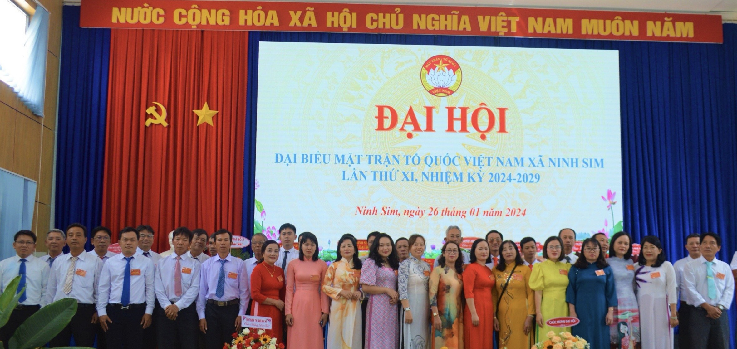 Các Ủy viên UBMTTQ Việt Nam xã nhiệm kỳ mới ra mắt đại hội