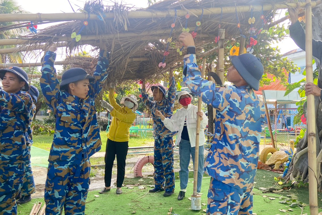 Lữ đoàn 101 dọn vệ sinh, củng cố cơ sở vật chất Trường Mầm non Hướng Dương