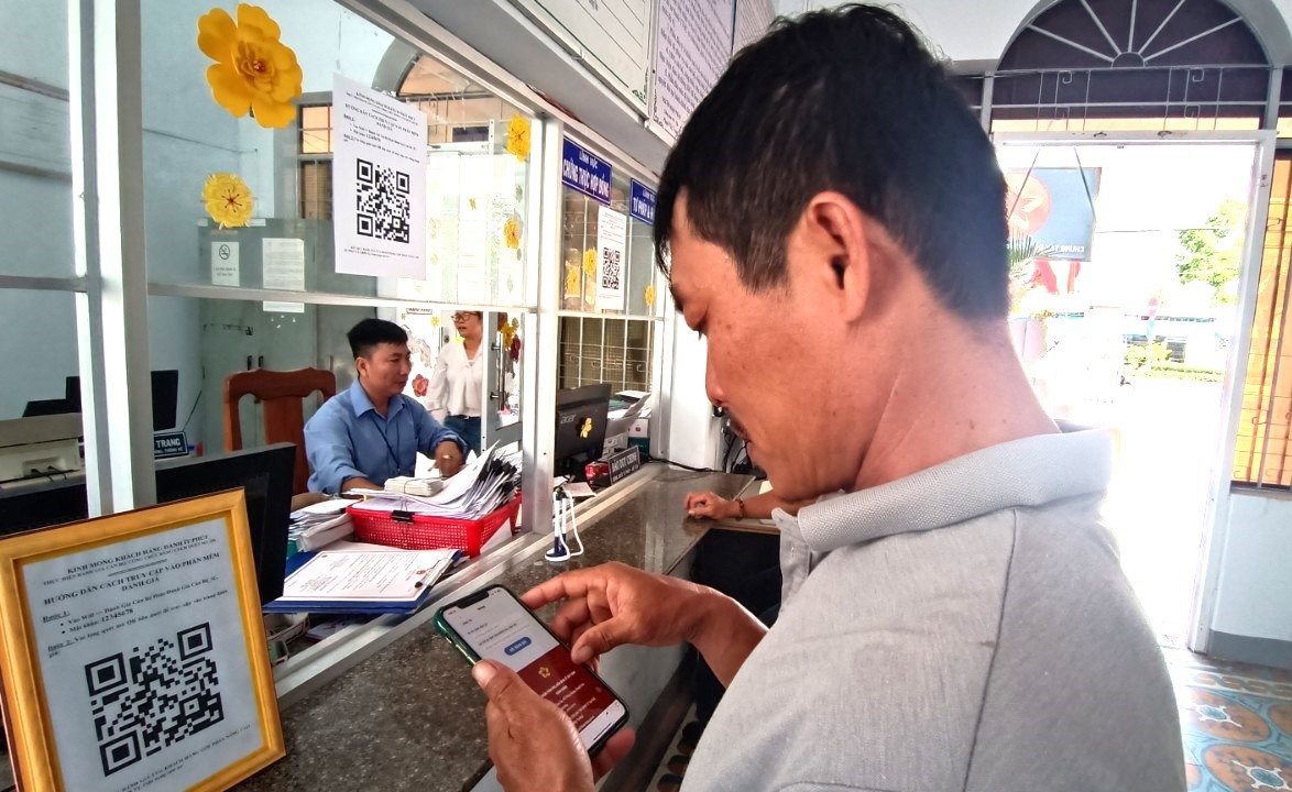 Người dân thị trấn Vạn Giã thực hiện thủ tục hành chính trên công dịch vụ công trực tuyến.