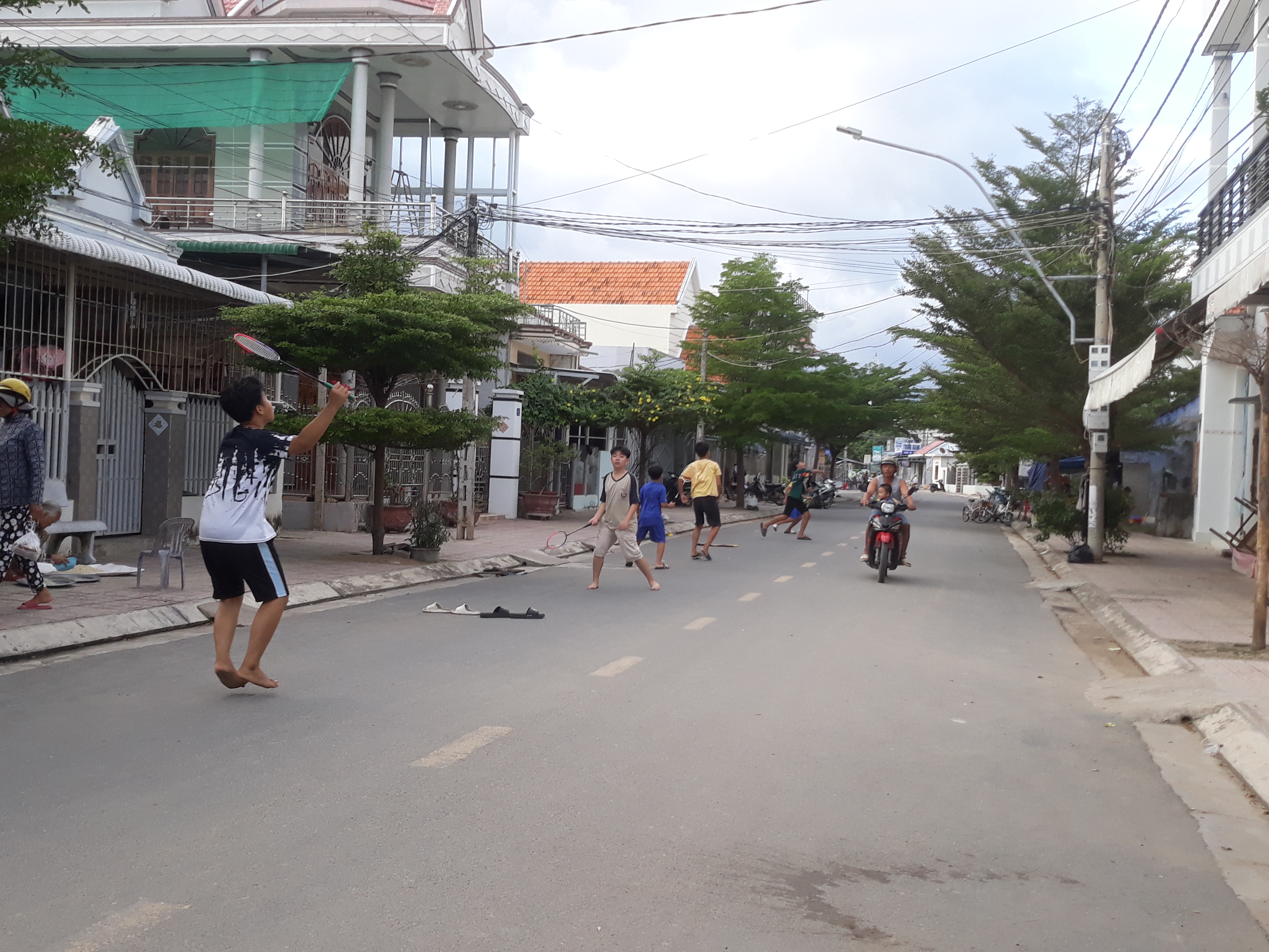 Không nên chơi đùa dưới lòng đường