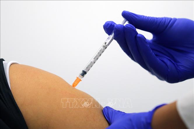 Tiêm chủng vaccine ngừa COVID-19 tại Sydney, Australia. Ảnh (tư liệu): AFP/TTXVN

