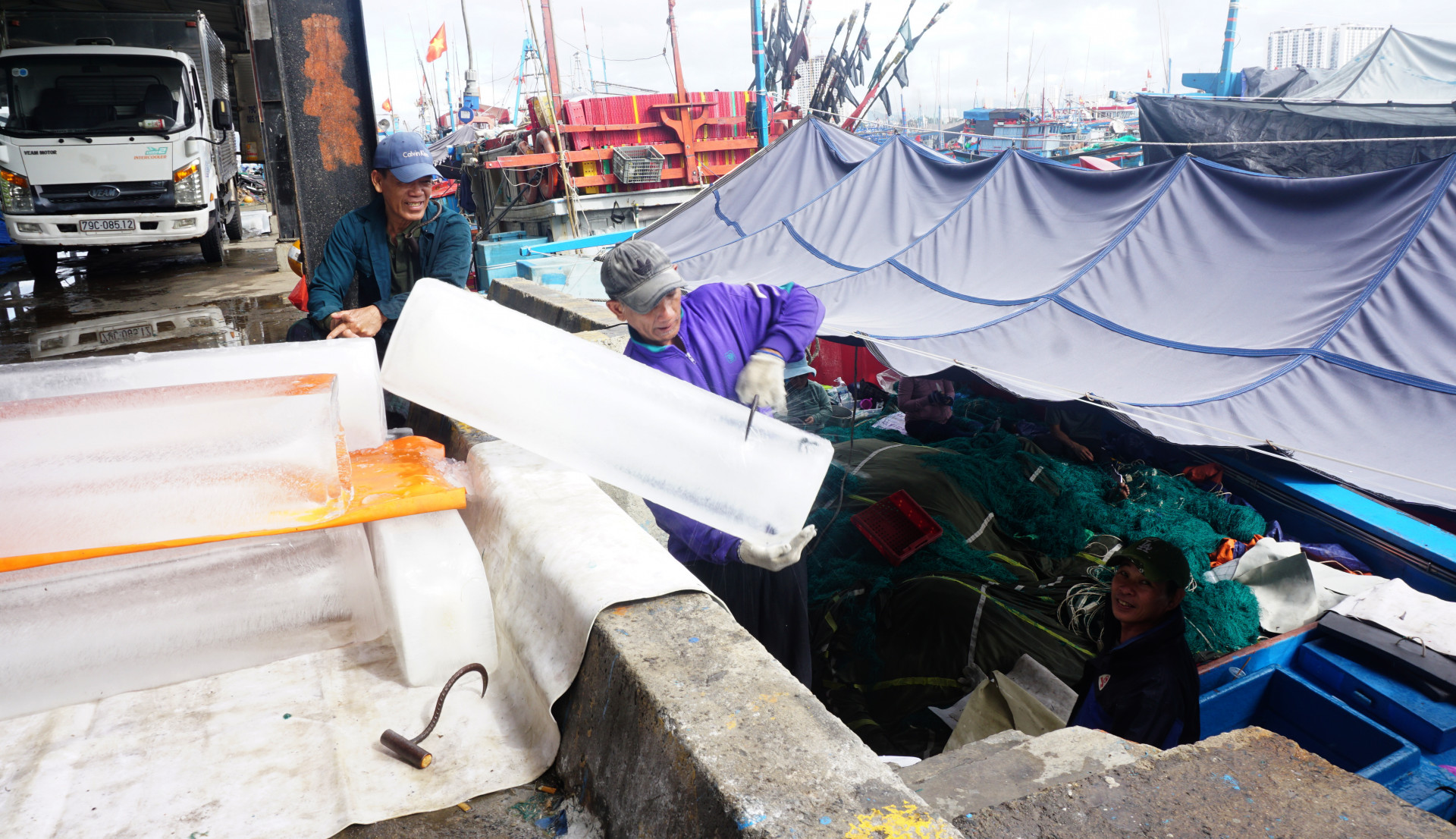 Đá lạnh được đưa xuống hầm để bảo quản hải sản khai thác trong chuyến biển xuyên Tết.