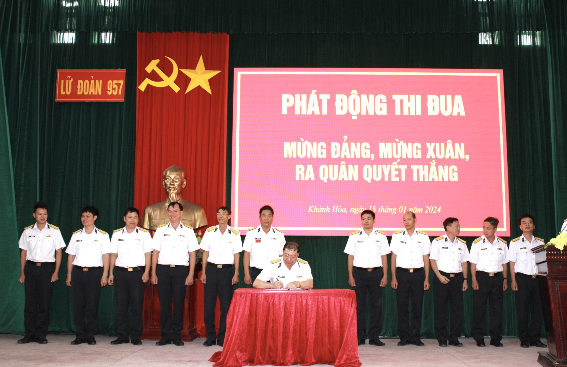 Đại diện các cơ quan, đơn vị ký kết thi đua