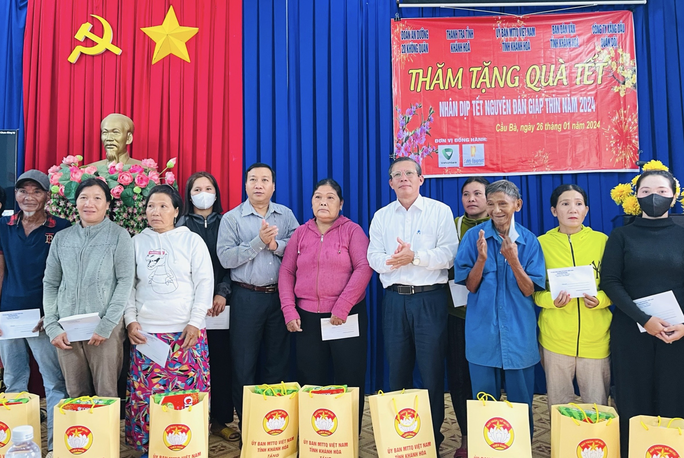 Chủ tịch UBMTTQ Việt Nam tỉnh Trần Ngọc Thanh trao quà cho gia đình chính sách, hộ nghèo, khó khăn xã Cầu Bà