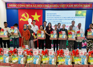 Báo Khánh Hòa và các đơn vị, doanh nghiệp tặng 135 suất quà Tết cho hộ nghèo xã Suối Cát