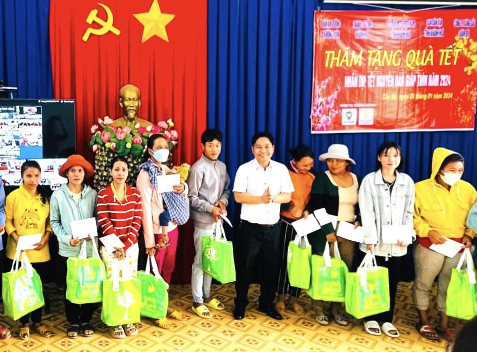 Đại diện Công ty Thiết bị an toàn BP tặng quà cho người dân.