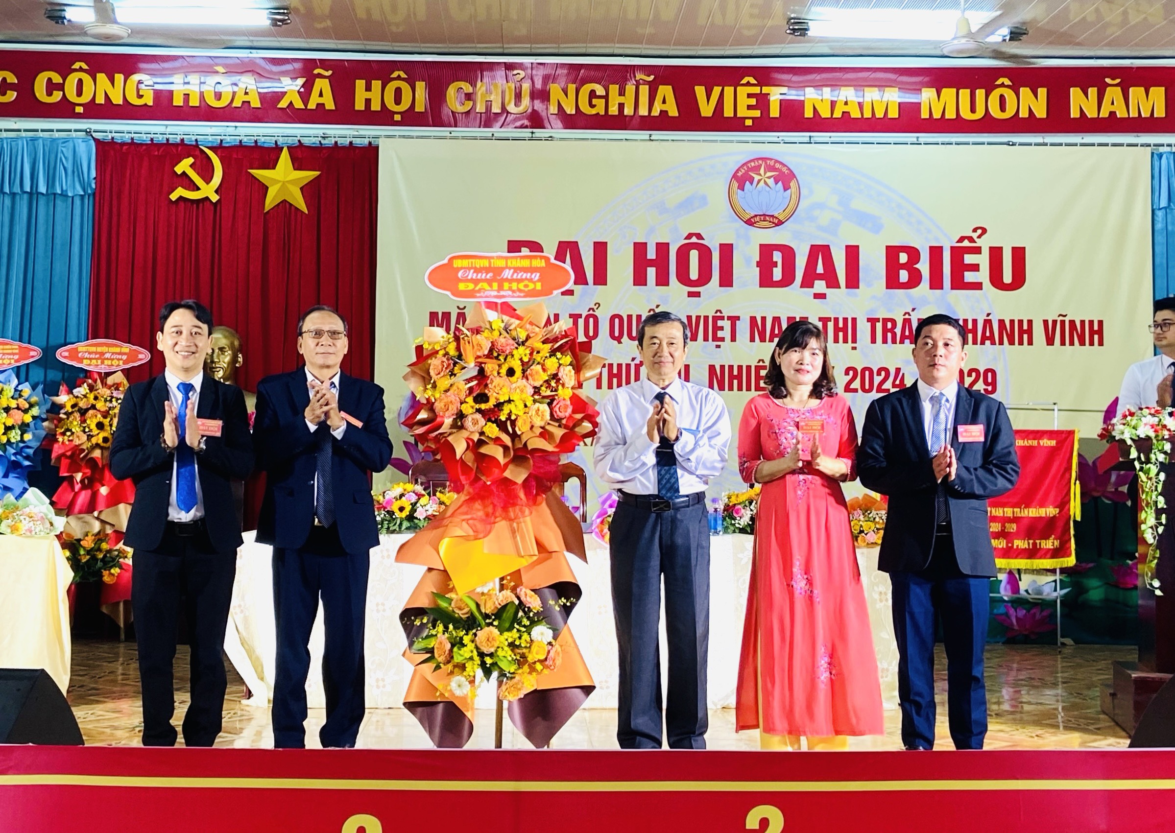Đại diện lãnh đạo UBMTTQ Việt Nam tỉnh (bìa phải) tặng hoa chúc mừng đại hội