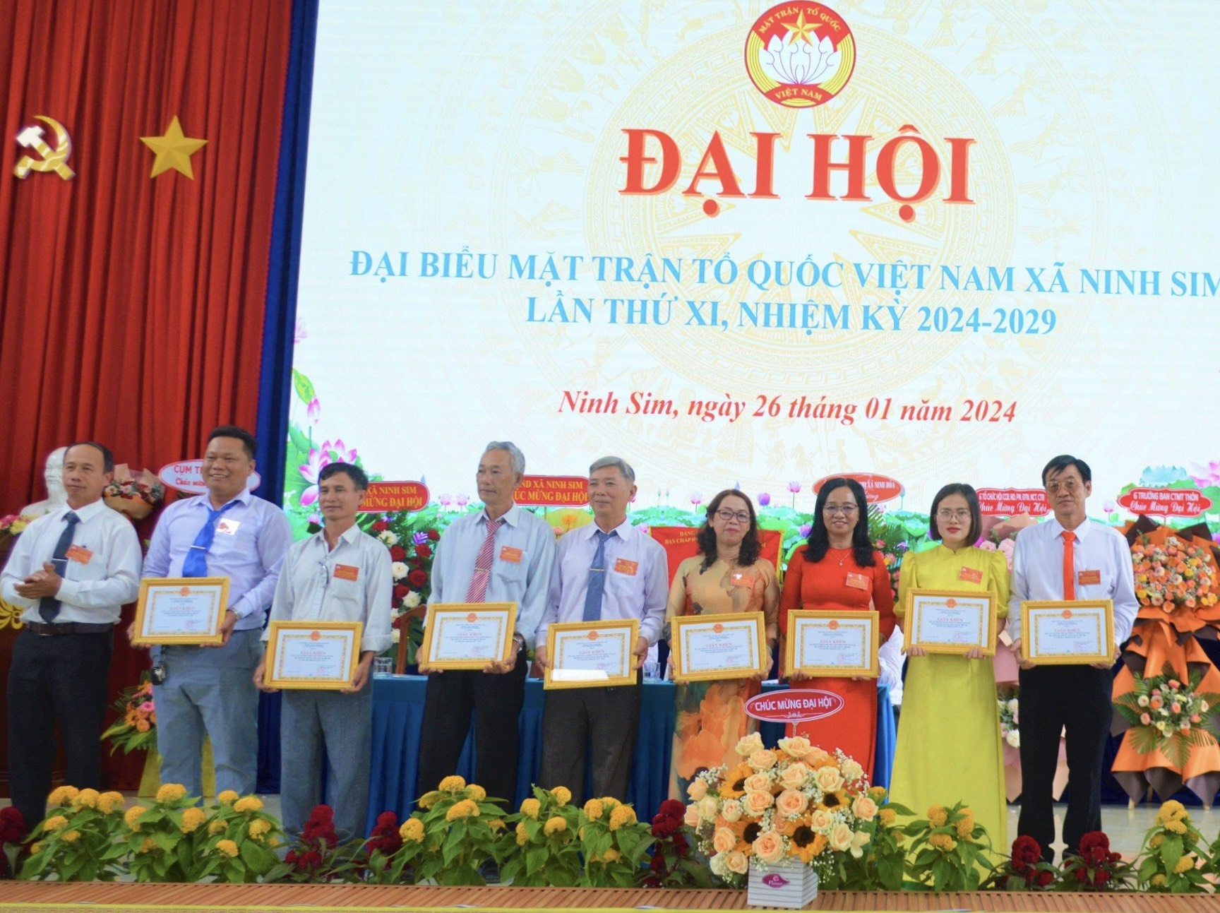 Đại diện lãnh đạo UBND xã trao giấy khen cho các cá nhân