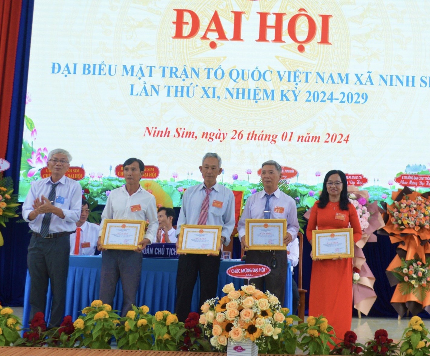 Đại diện lãnh đạo UBND xã trao giấy khen cho các tập thể