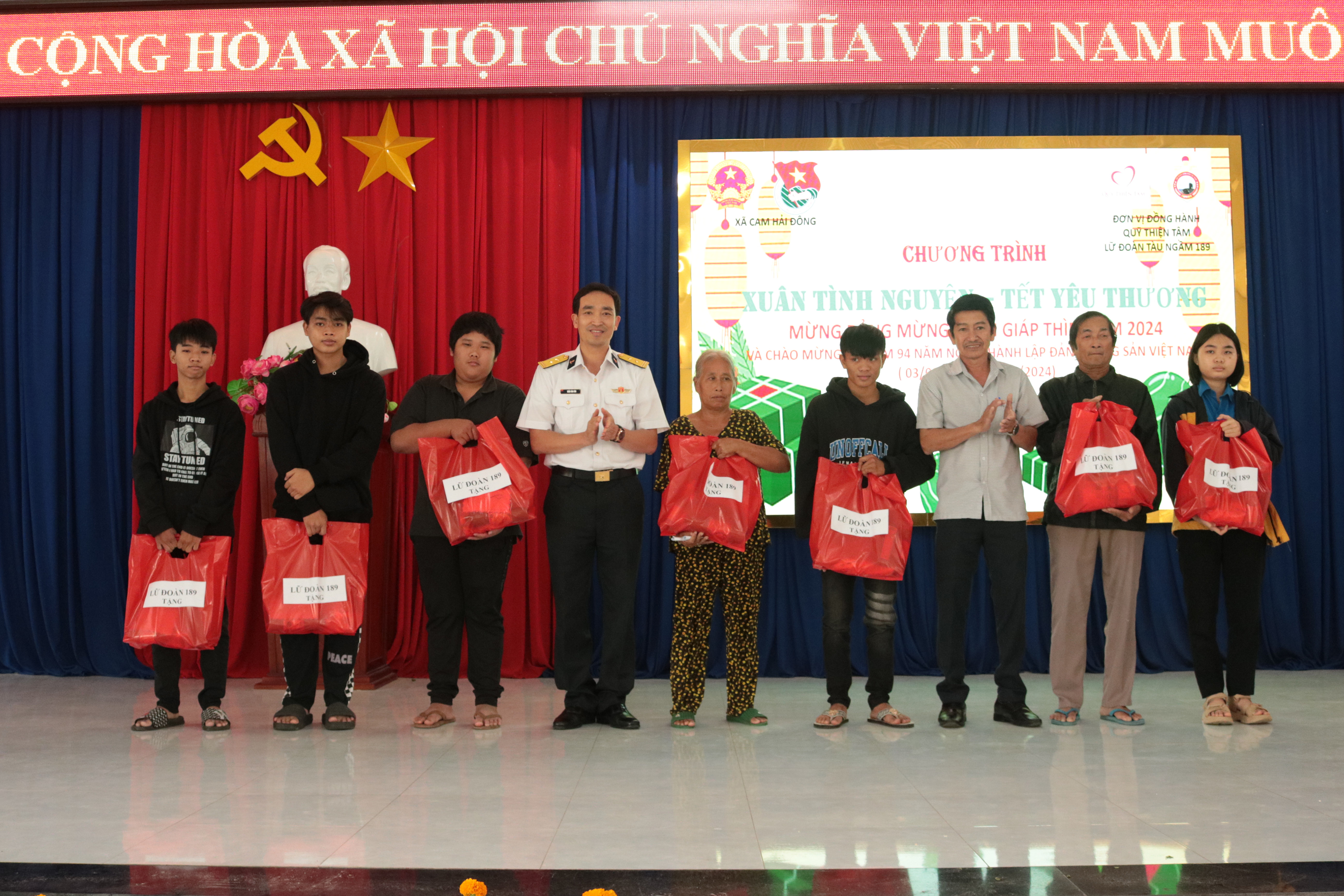 Trao 80 phần quà Tết cho người dân khó khăn xã Cam Hải Đông