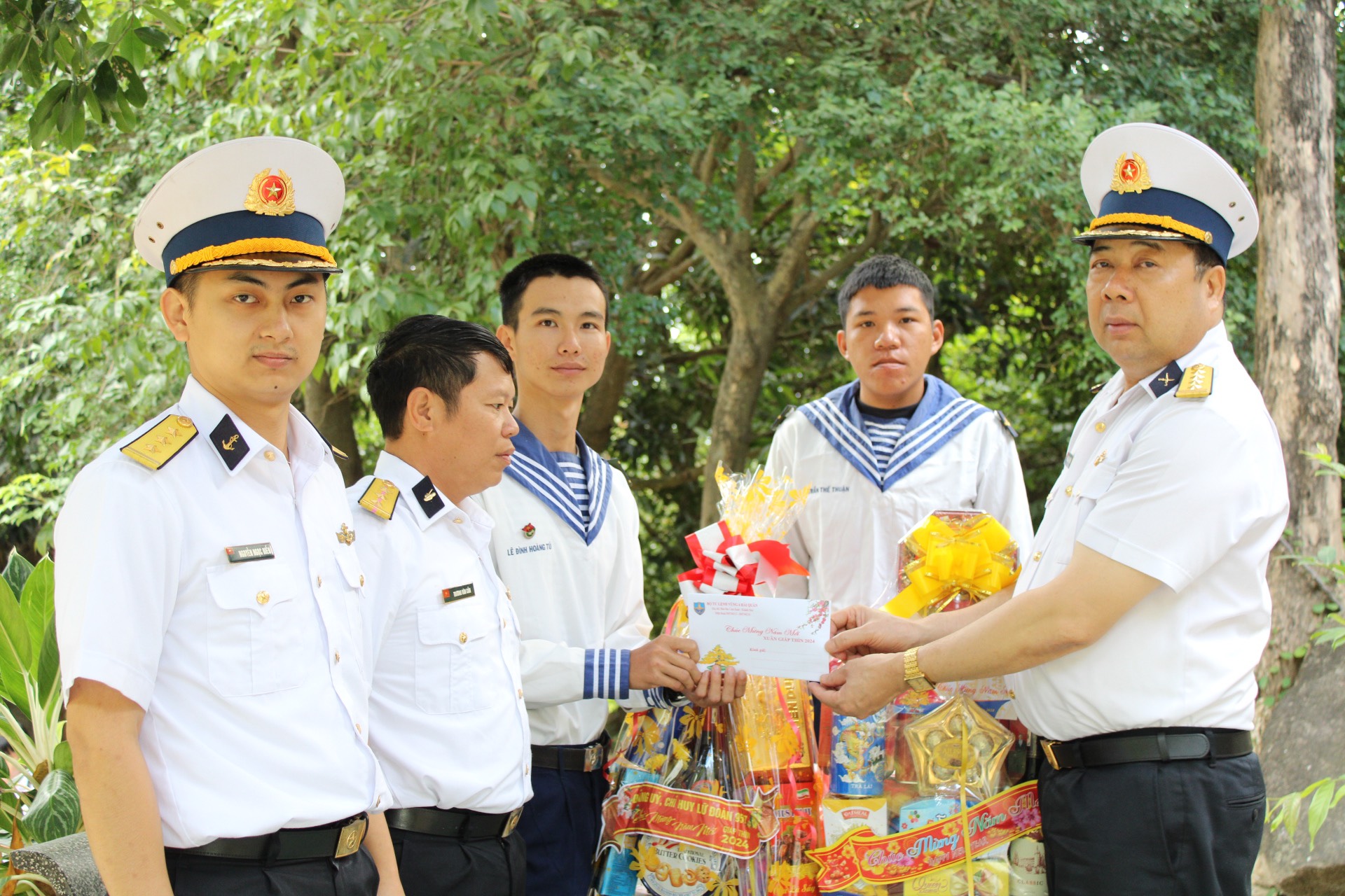 Đại tá Phạm Quang Trung - Chính ủy Lữ đoàn 957 tặng quà cho các điểm trực chiến