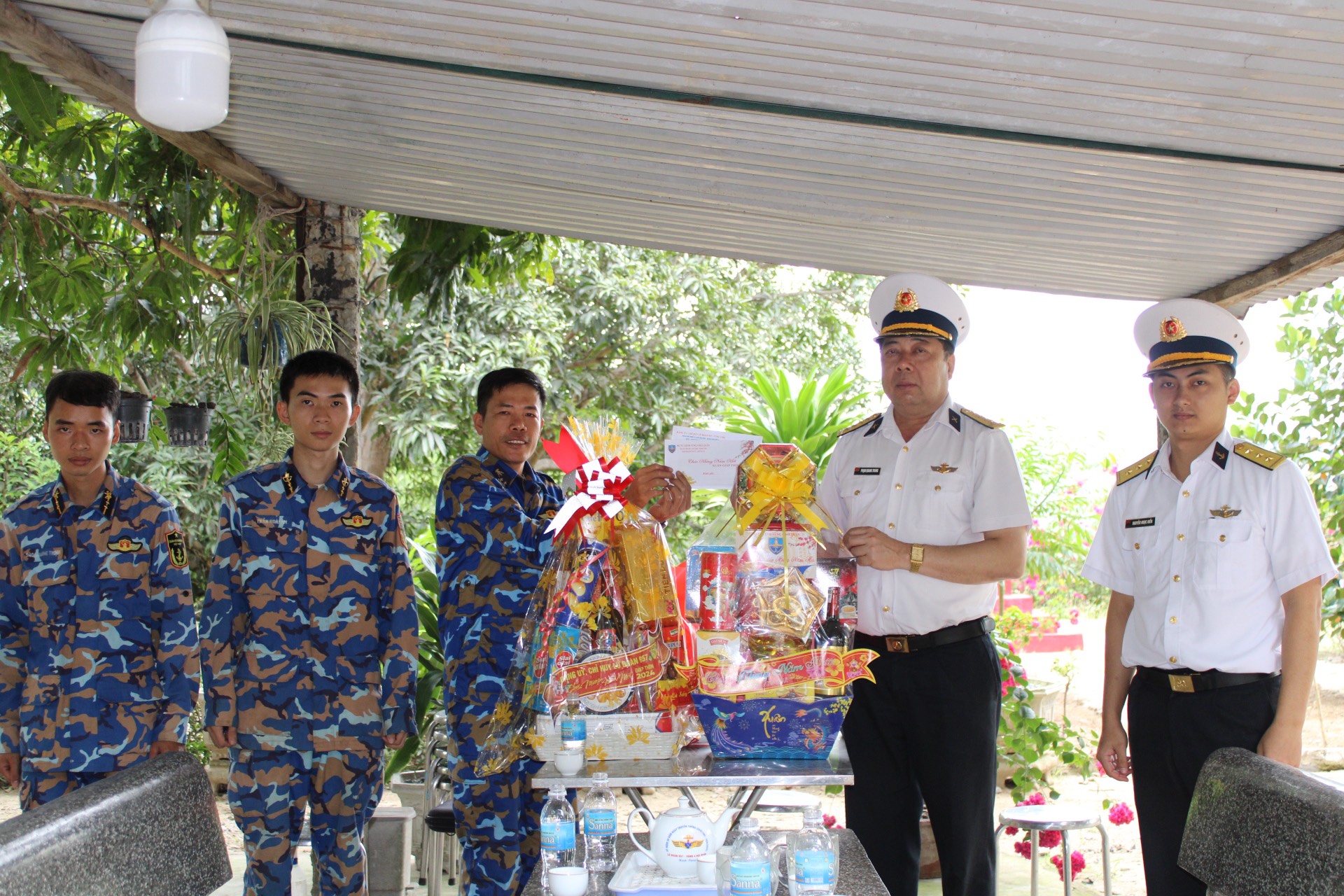 Đại tá Phạm Quang Trung - Chính ủy Lữ đoàn 957 (thứ 2 từ phải qua) tặng quà cho các điểm trực chiến