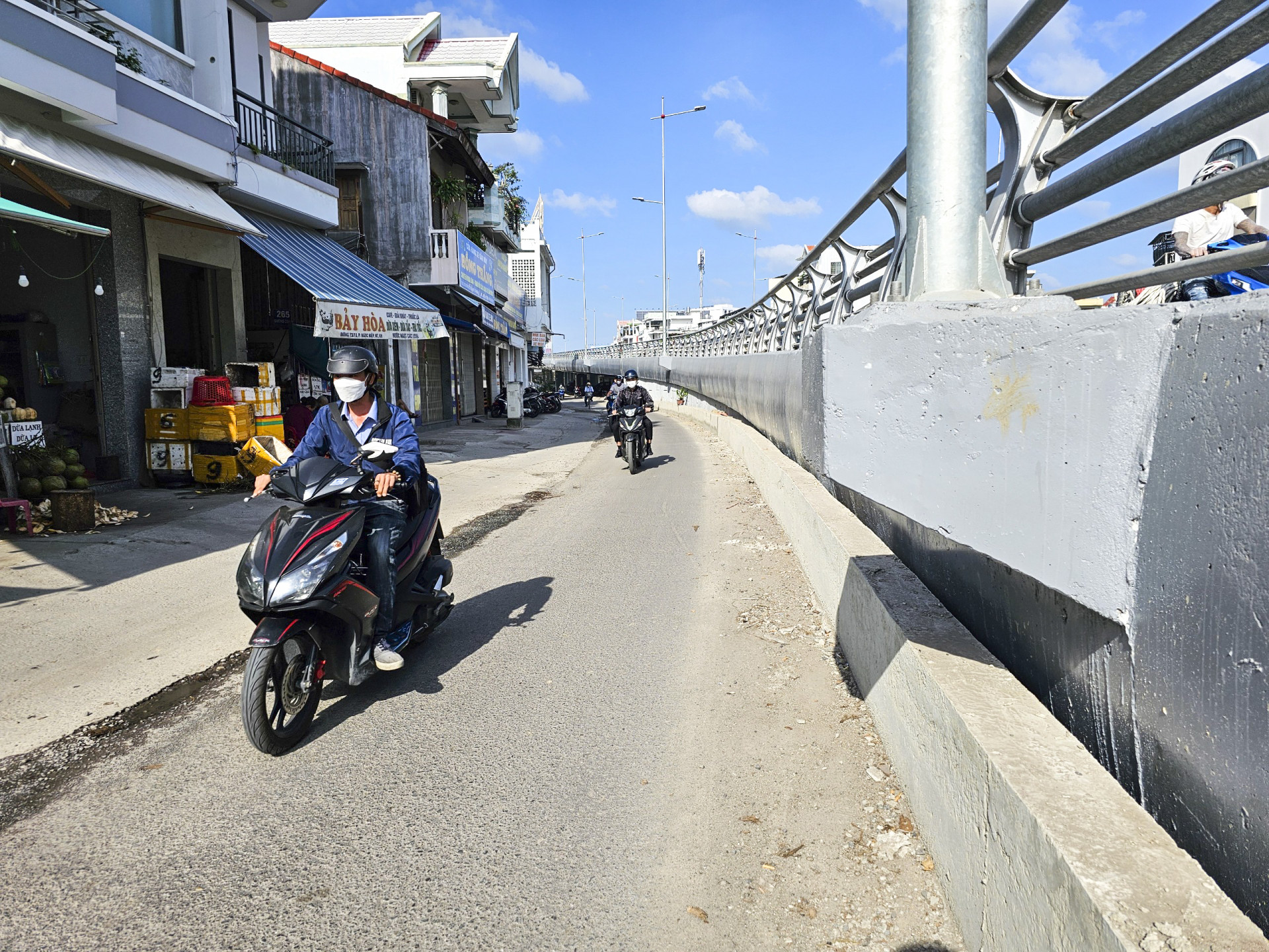 Chân trụ đèn chiếu sáng nhô ra ngoài sẽ được điều chỉnh phù hợp, đảm bảo an toàn cho người tham gia giao thông.