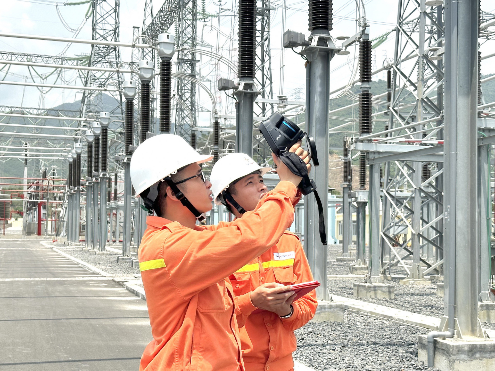 Kiểm tra điện tại Trạm biến áp 50kV Vân Phong.

