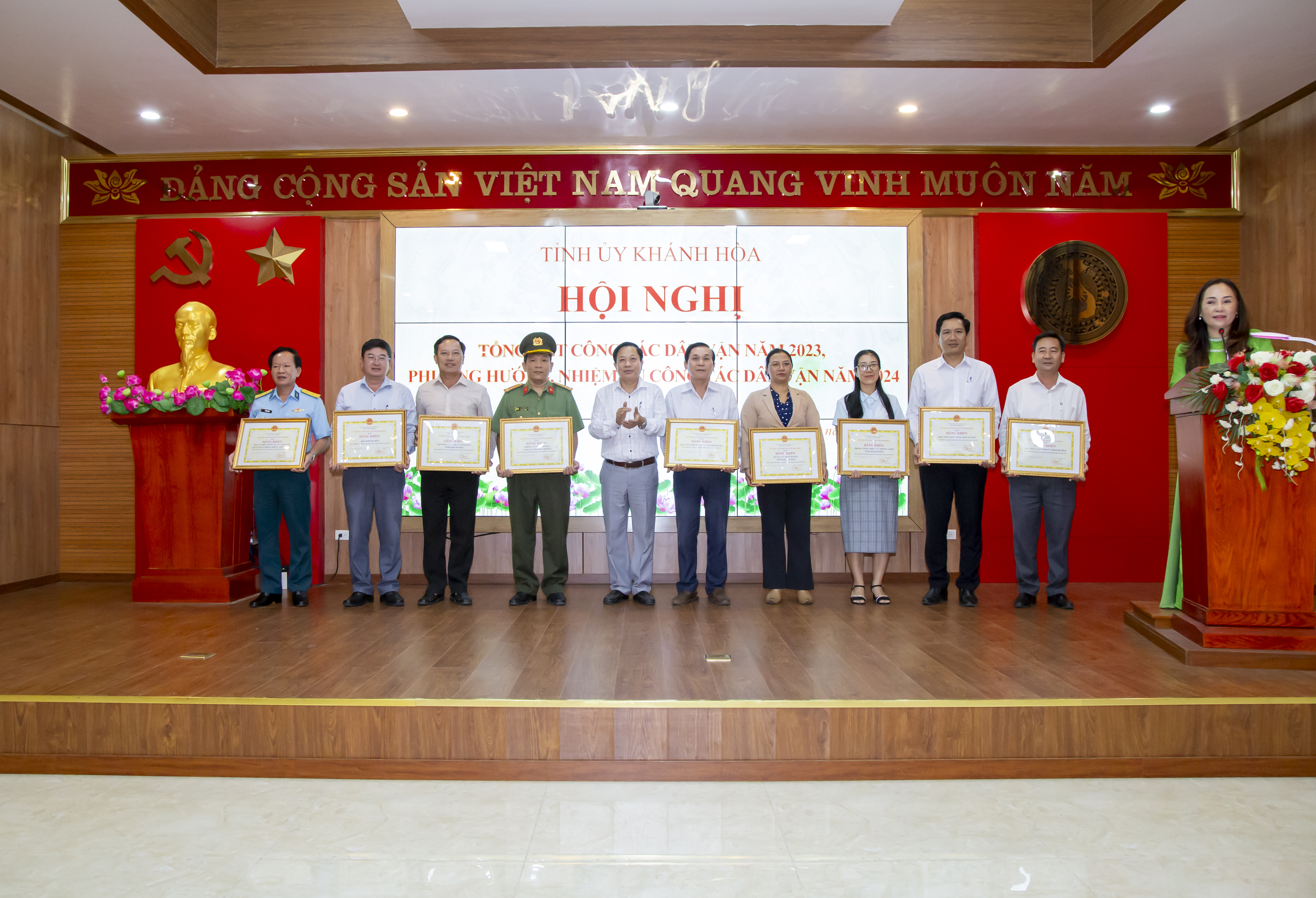 Đồng chí Hà Quốc Trị trao bằng khen của UBND tỉnh cho các tập thể