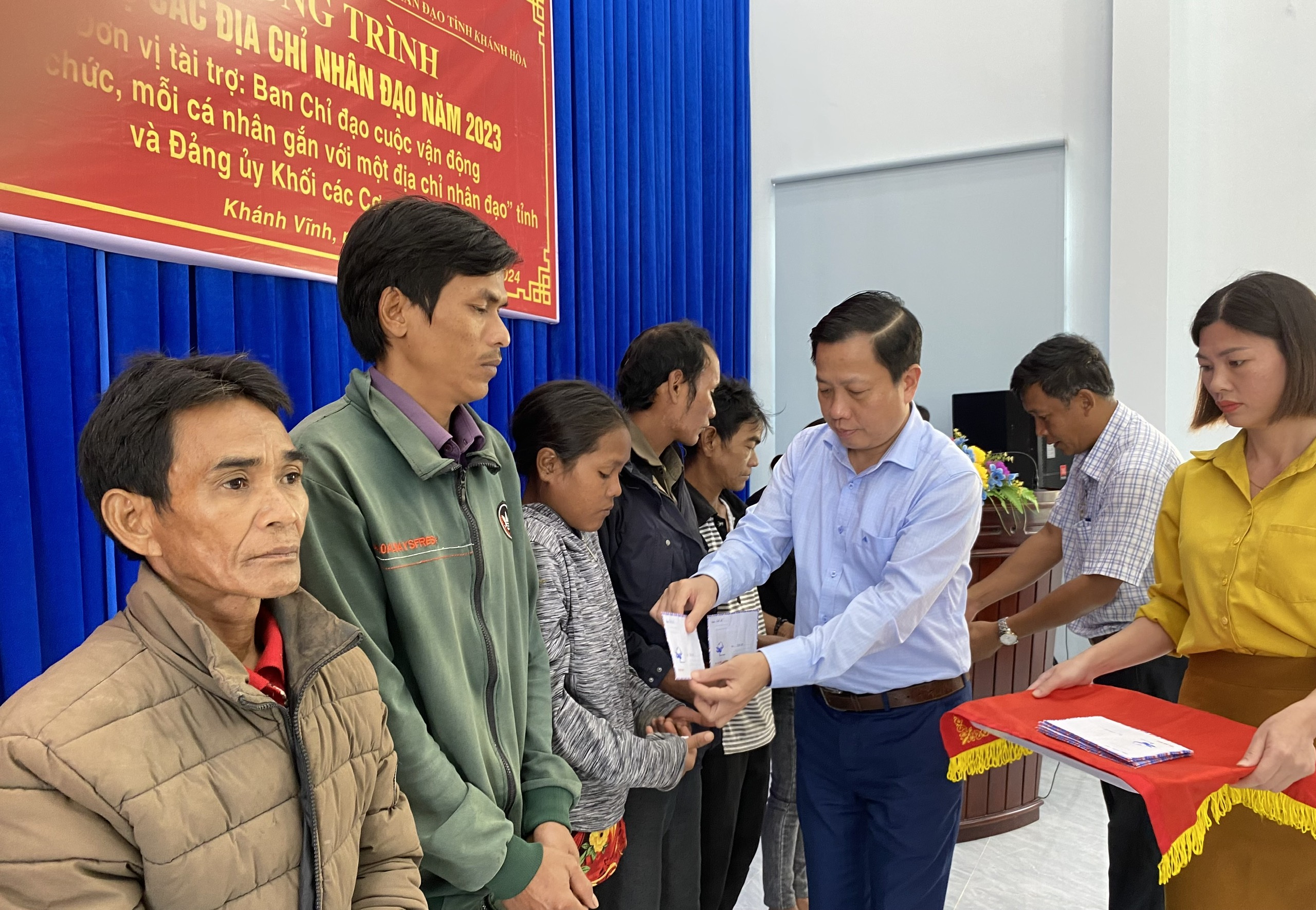 Trao tặng quà cho 48 địa chỉ nhân đạo huyện Khánh Vĩnh