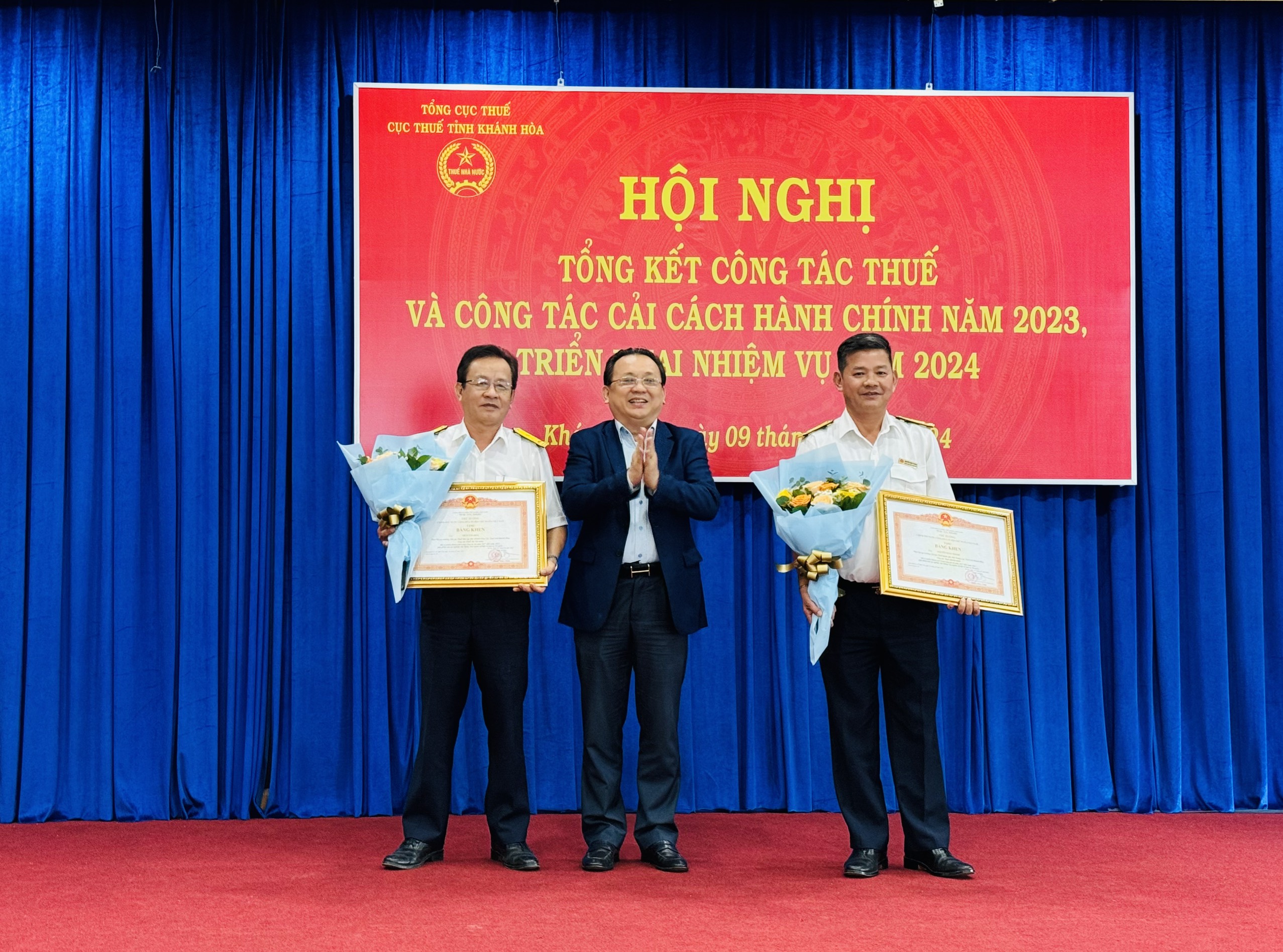 Đồng chí Lê Hữu Hoàng trao bằng khen của Thủ tướng Chính phủ cho các cá nhân