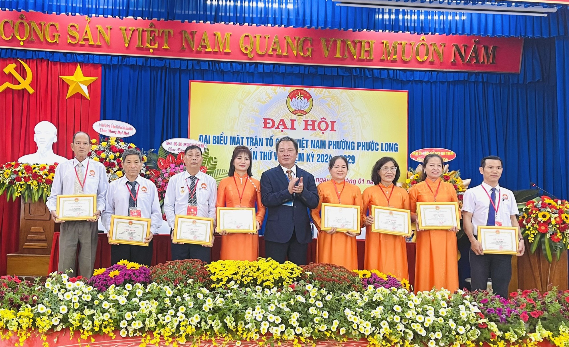 Ông Ngô Khắc Thinh - Chủ tịch UBND phường Phước Long tặng giấy khen cho các cá nhân