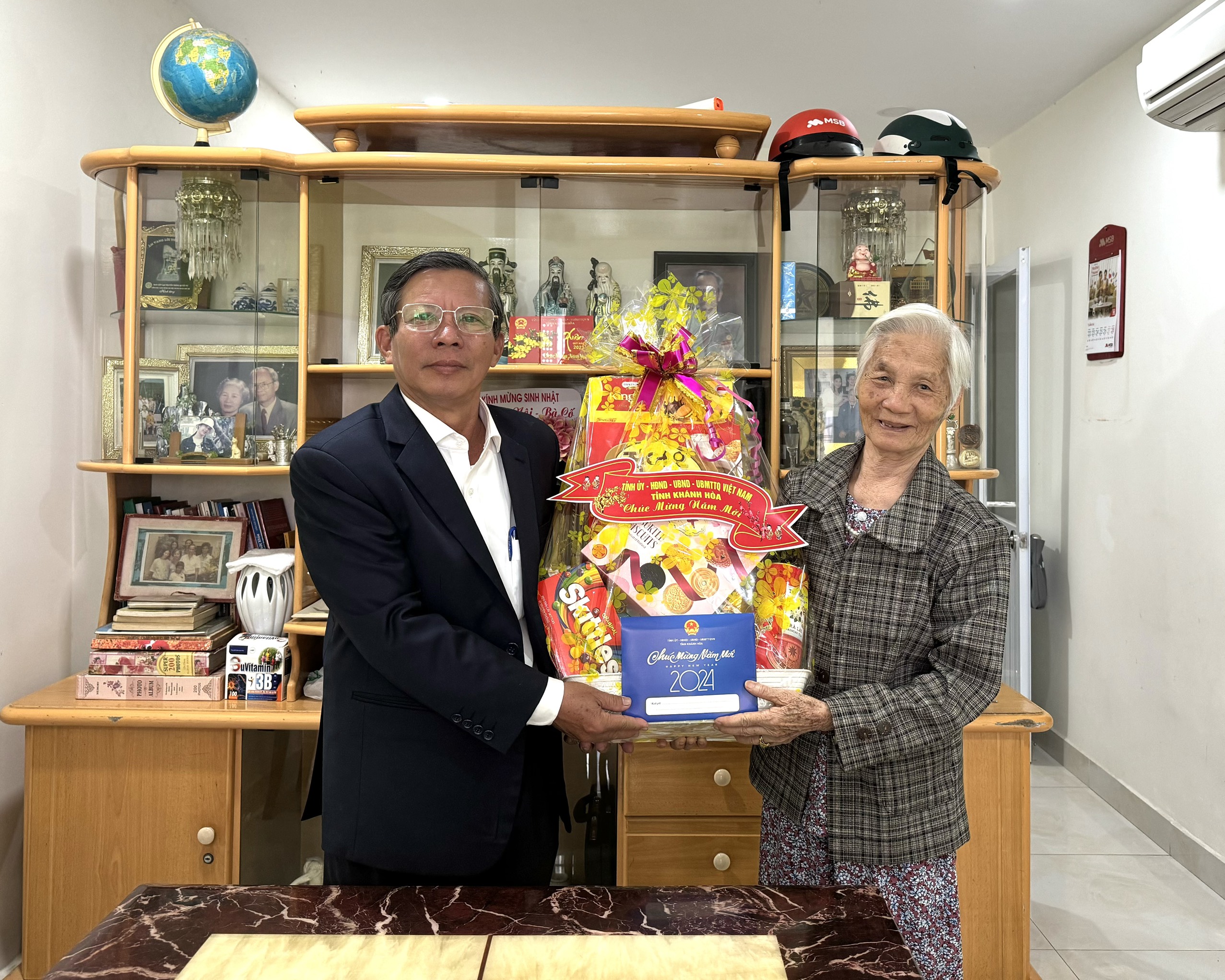 Đồng chí Trần Ngọc Thanh tặng quà cho đại diện gia đình đồng chí  Bùi Hồng Phúc