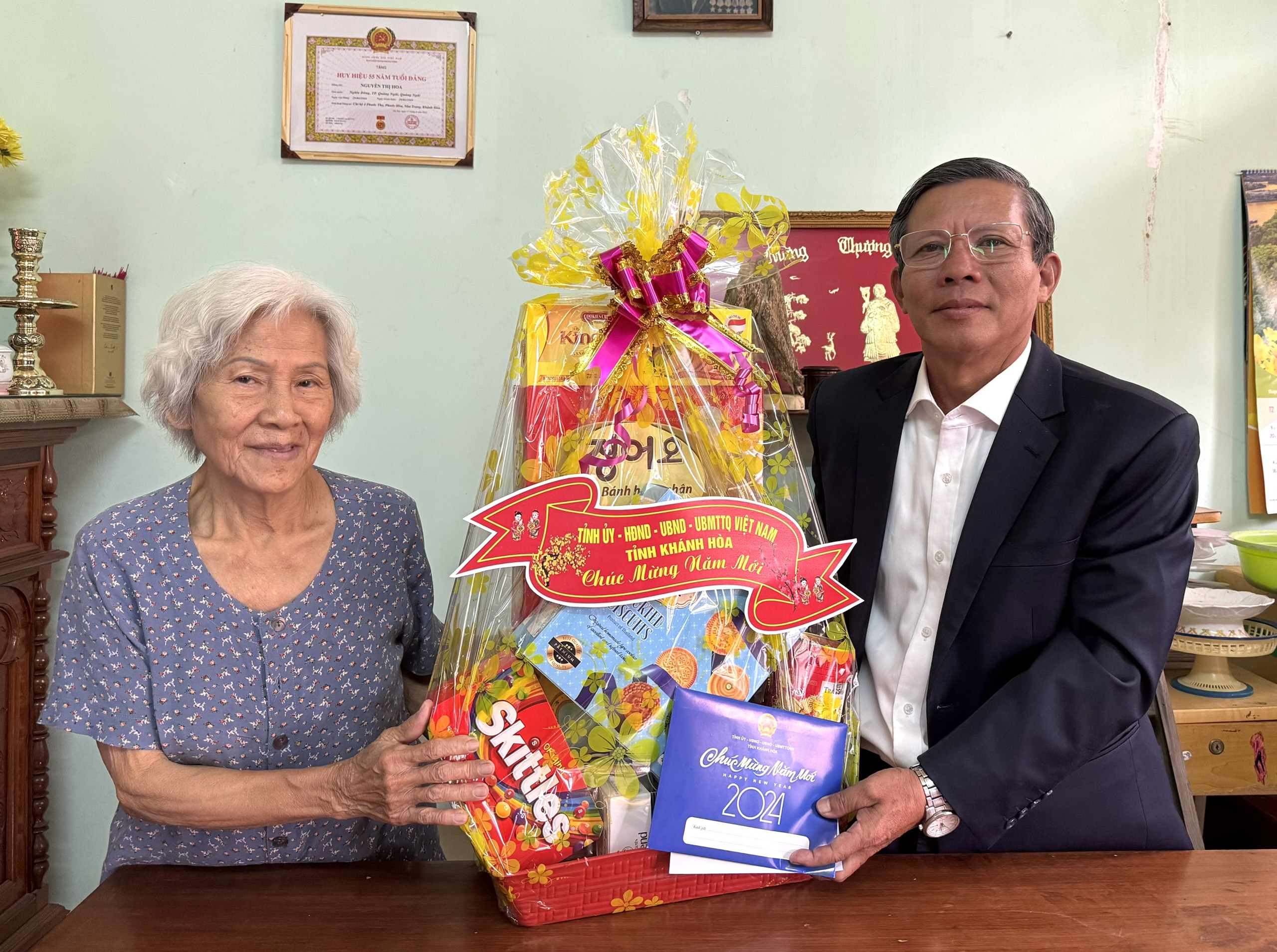 Đồng chí Trần Ngọc Thanh tặng quà cho đại diện gia đình đồng chí Nguyễn Chí Quyết