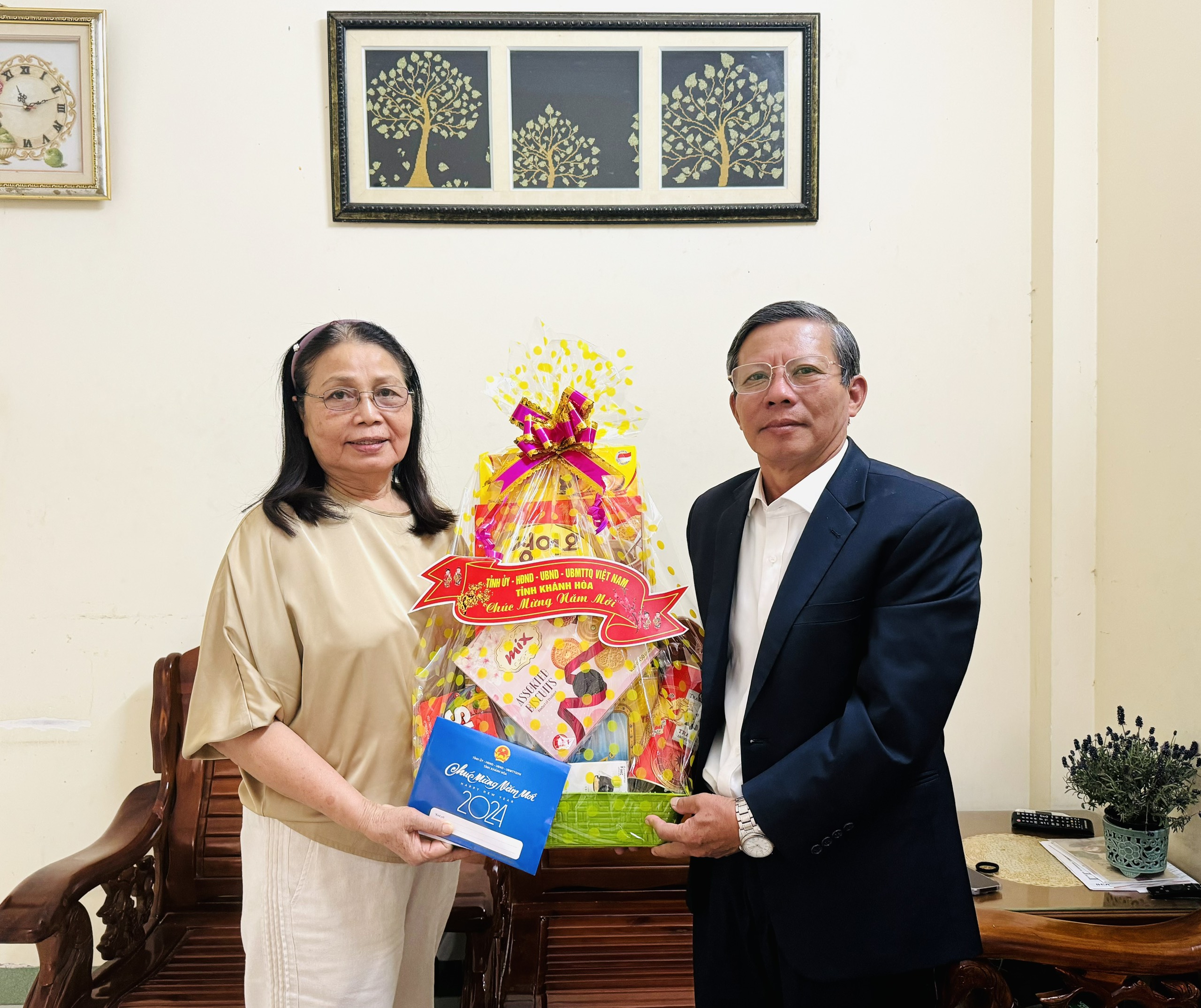 Đồng chí Trần Ngọc Thanh tặng quà cho đại diện gia đình đồng chí Nguyễn Văn Chi