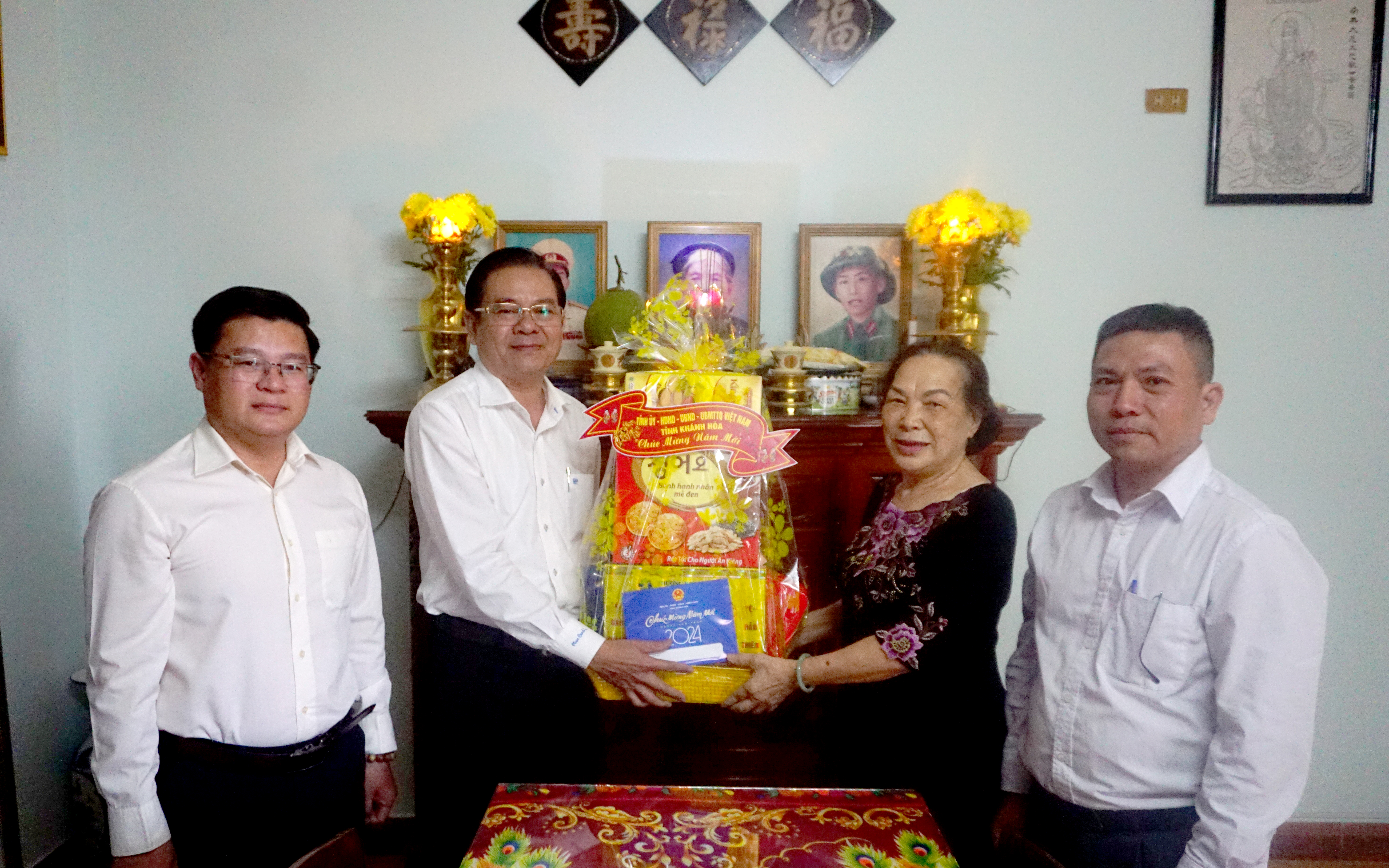 Ông Trần Mạnh Dũng thăm, tặng quà Tết gia đình các cán bộ chủ chốt của tỉnh đã từ trần