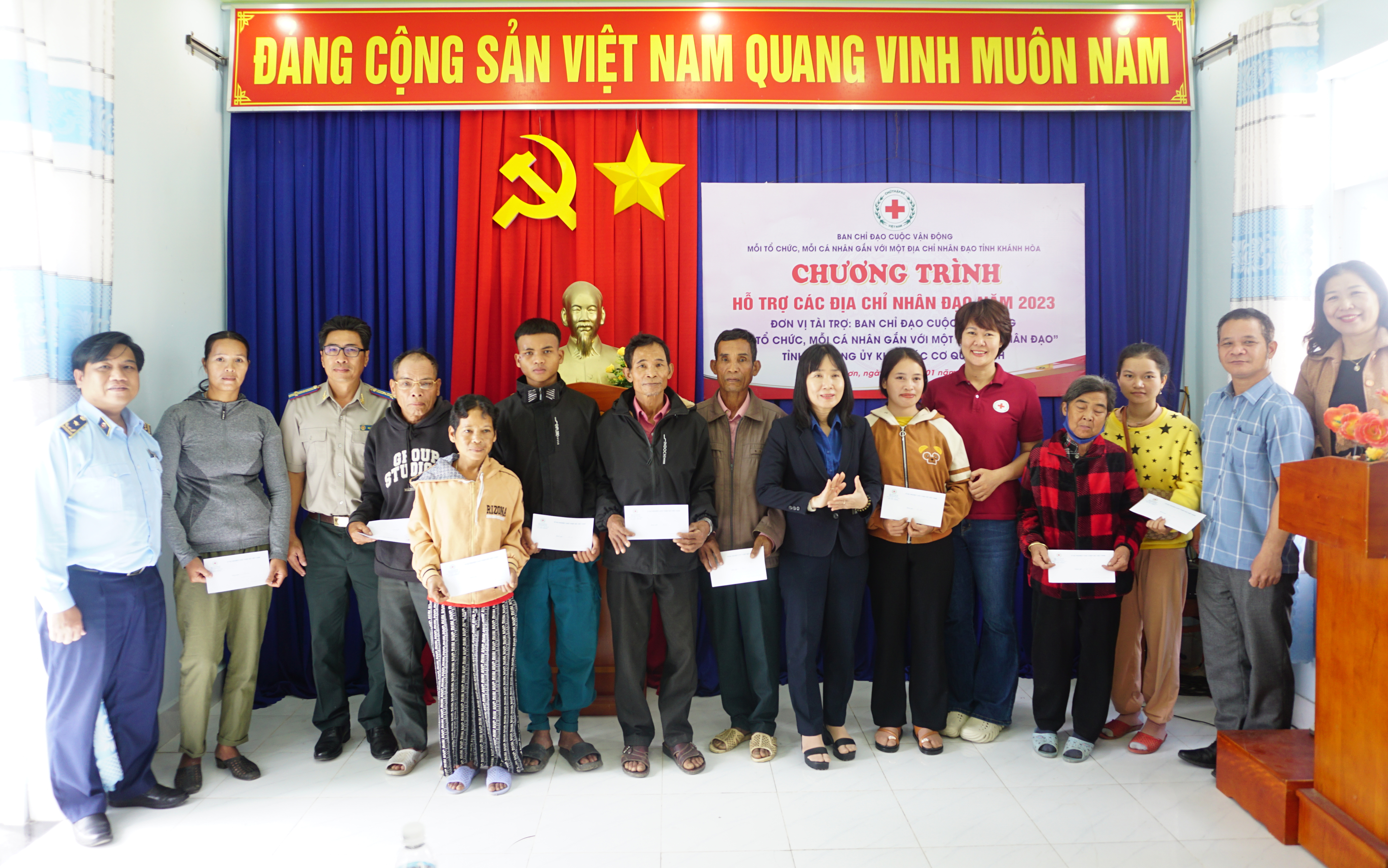 Trao hỗ trợ cho 44 địa chỉ nhân đạo tại huyện Khánh Sơn