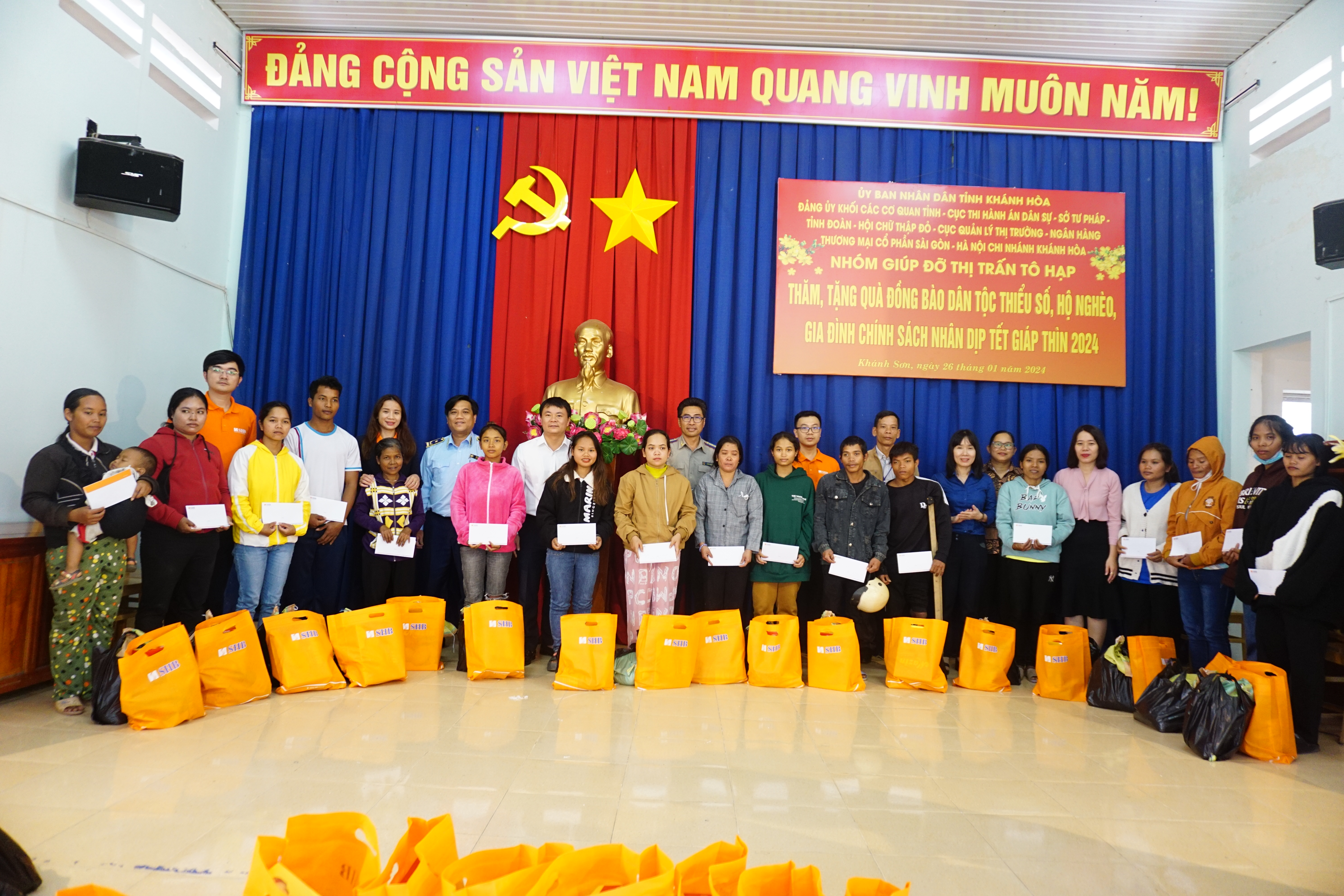 Các đơn vị giúp đỡ thị trấn Tô Hạp trao 160 phần quà cho các hộ đồng bào dân tộc thiểu số, hộ nghèo